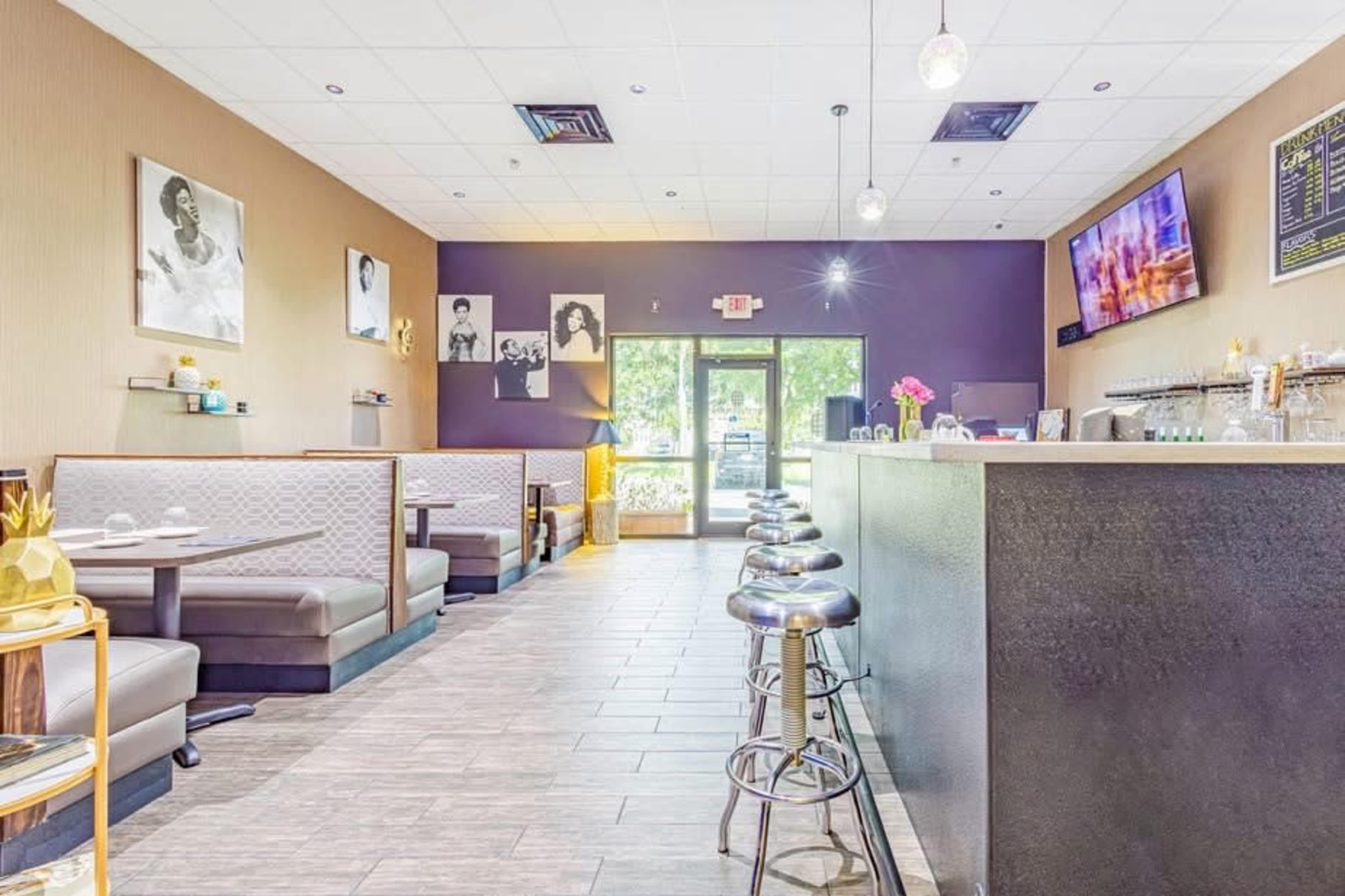 Full Service Restaurant Image in Pine Manor, Fort Myers, FL
