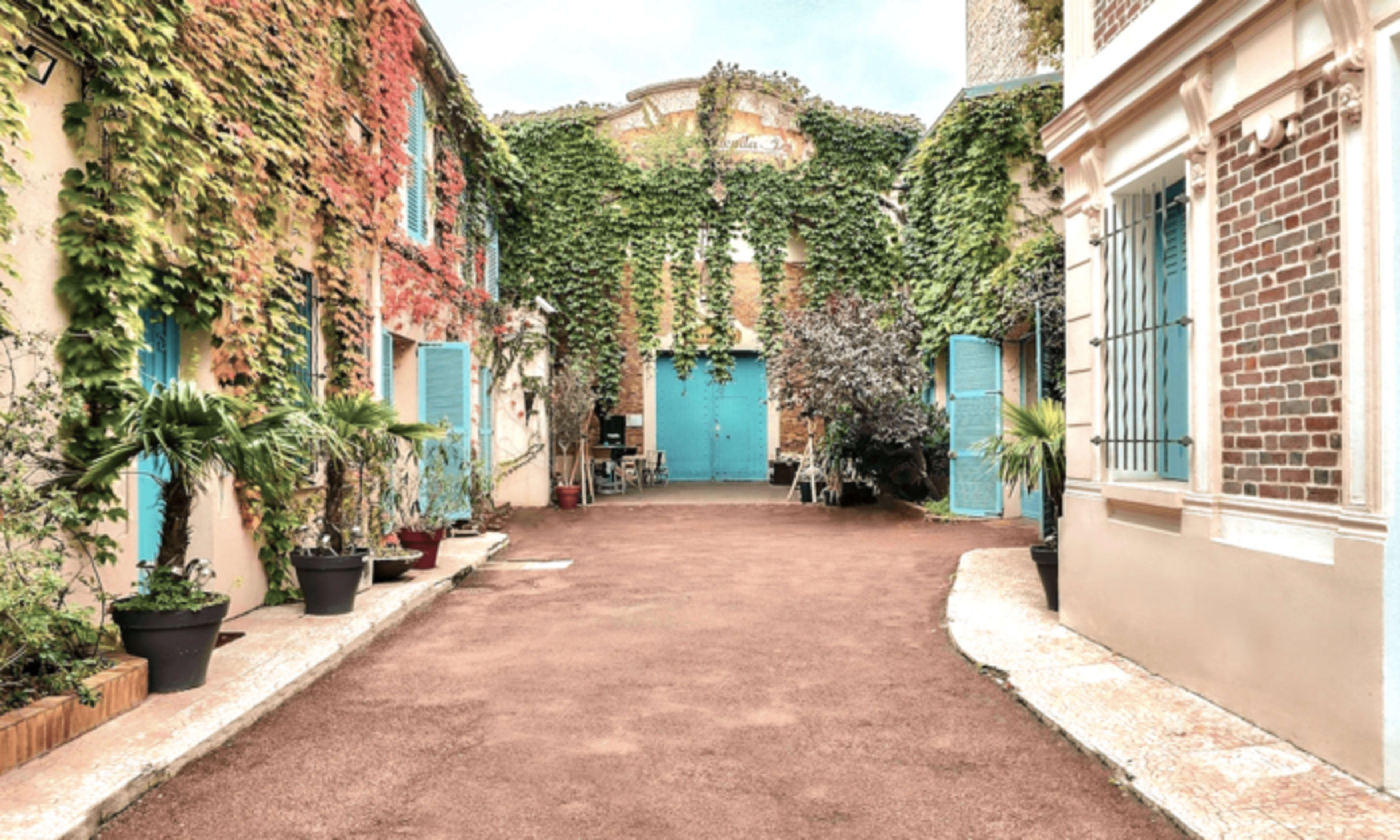 Vidéo Web de 48m² dans un lieu atypique et charmant – Lignes 13 & 14 Image dans , SAINT OUEN, 
