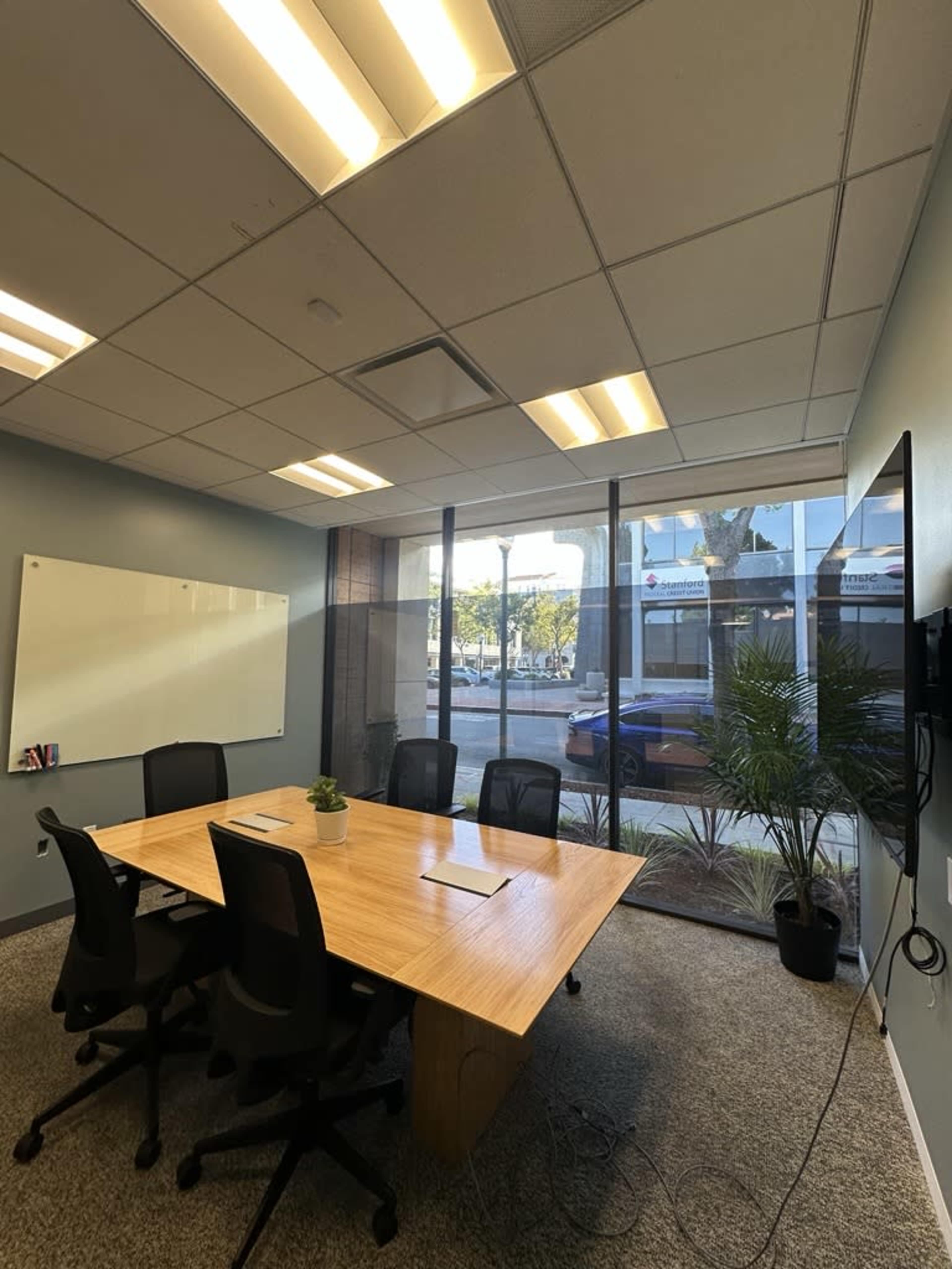 Modern Downtown Palo Alto Meeting Room for 8 people Image in Downtown North, Palo Alto, CA