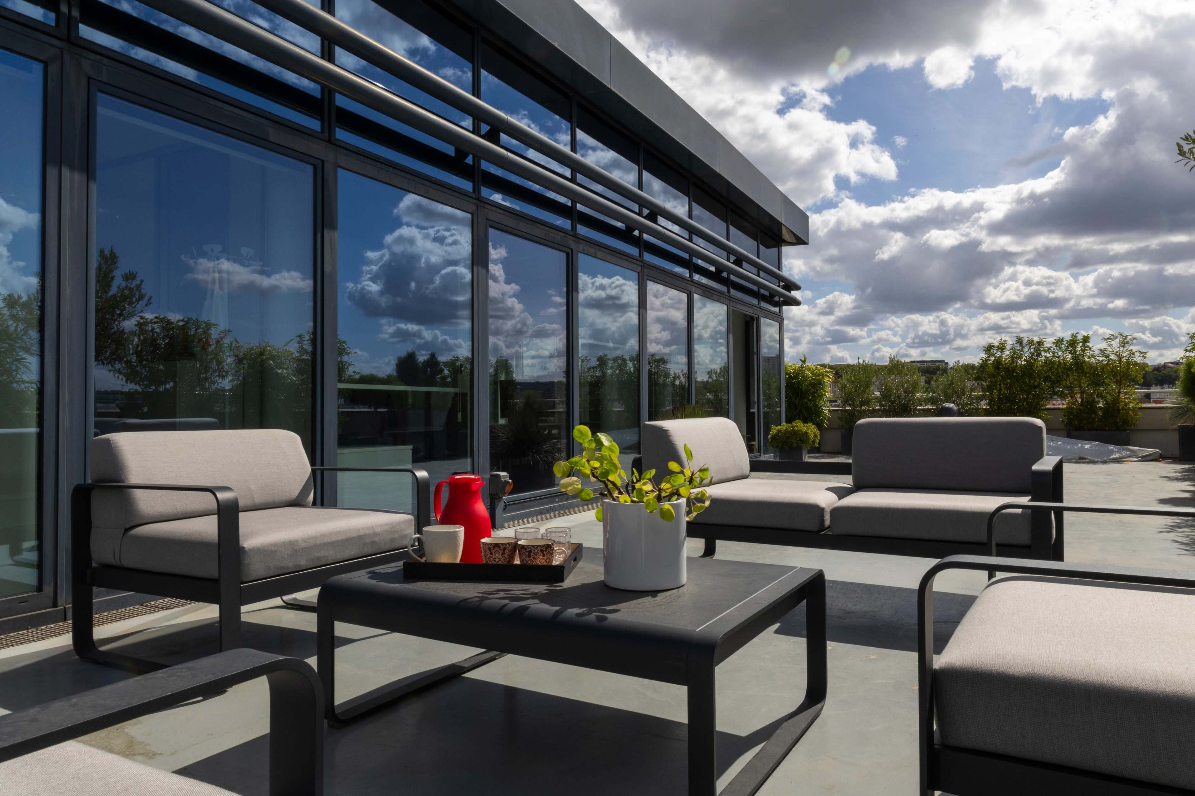 Salle d'entretien pour 3 personnes dans un espace de coworking moderne et chaleureux à Issy-les-Moulineaux Image dans , Issy-les-Moulineaux