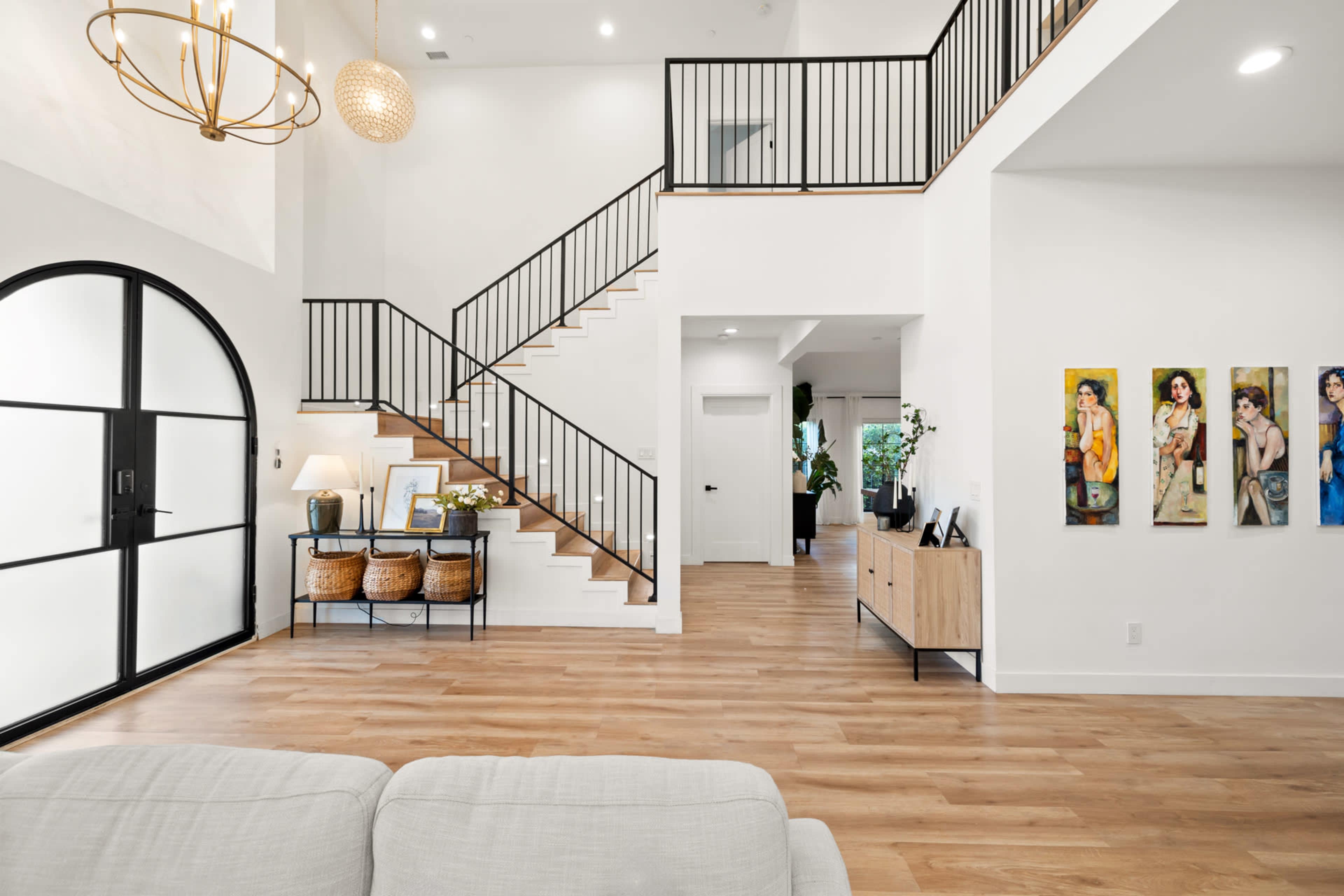 Vertical Series Filming Favorite - Contemporary Design Image in Porter Ranch, Porter ranch, CA