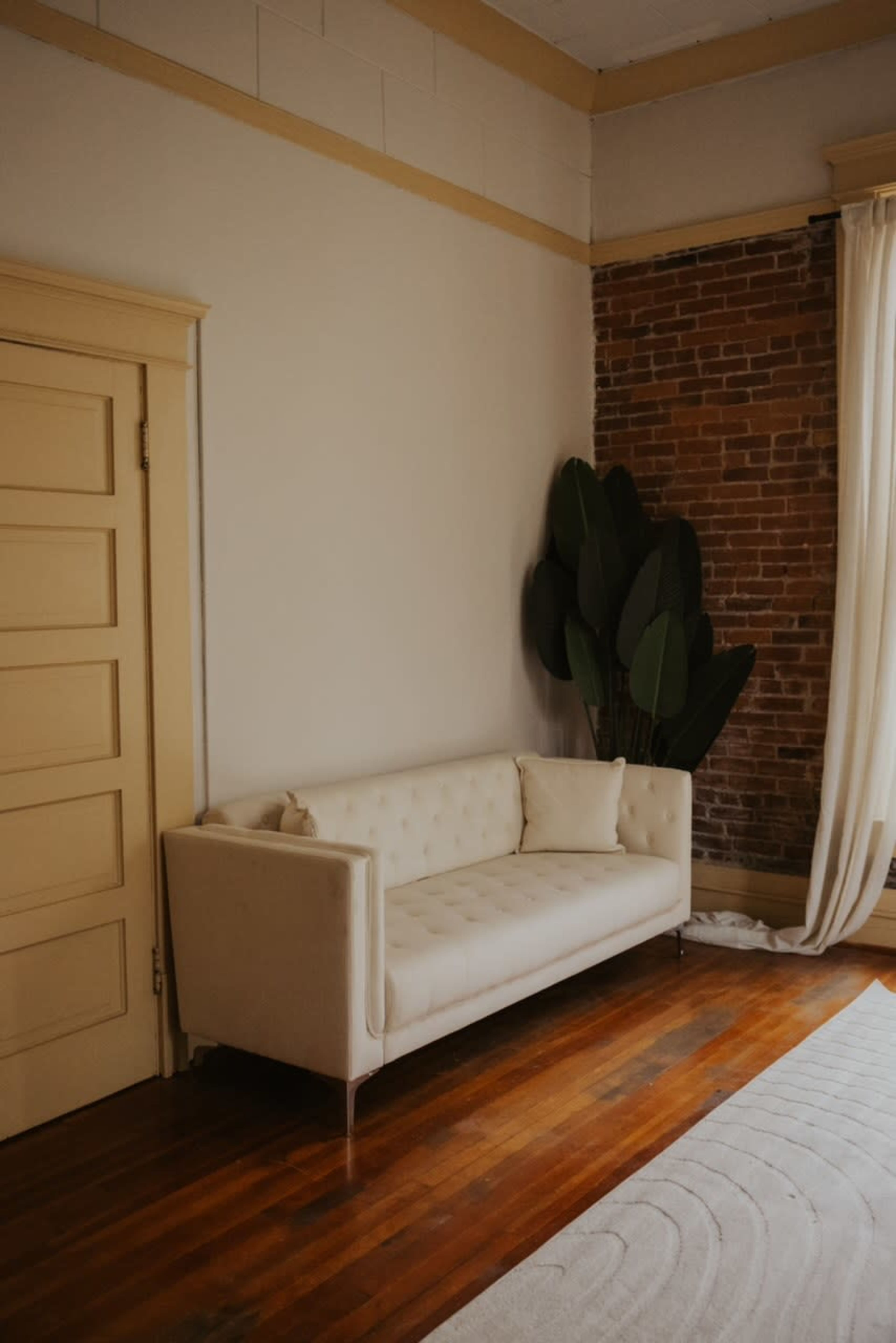 Downtown Studio with Natural Light Image in McMinnville, McMinnville, OR