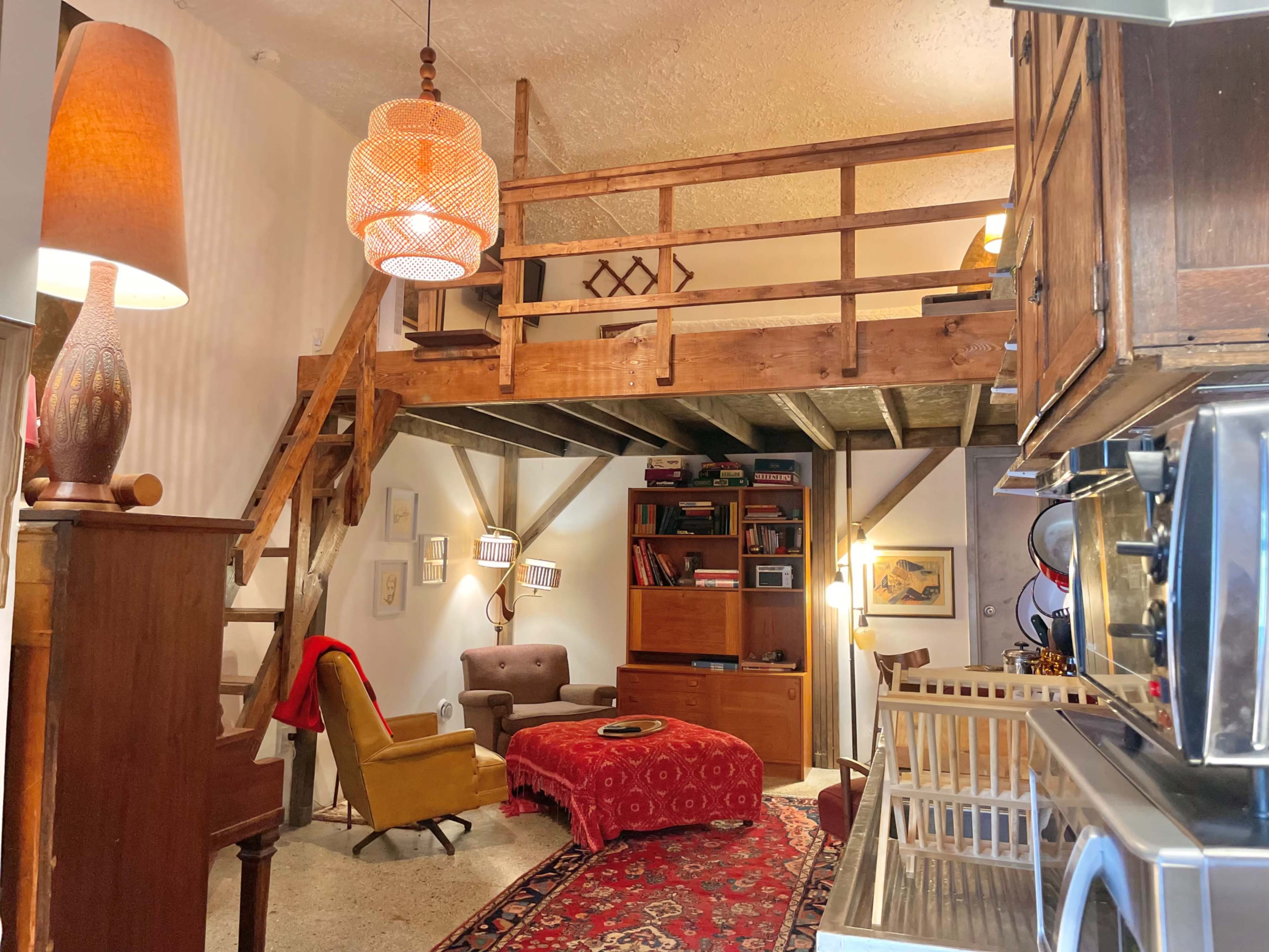 Artist loft and music lounge Image in Niagara Falls, Niagara Falls, ON