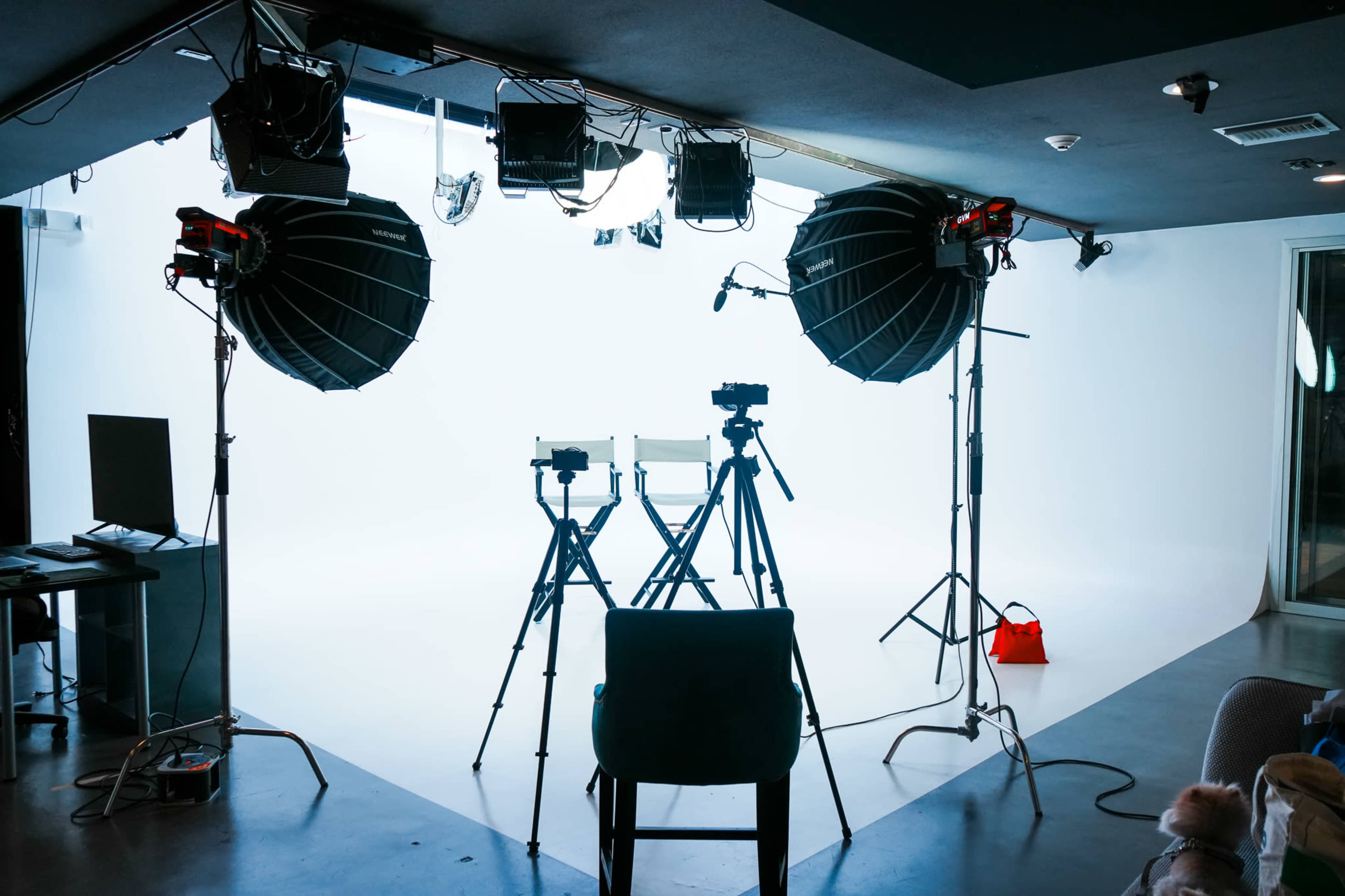 Luxury Photo Studio w/ Cyc Wall, RGB Lighting, Podcast Room & Multiple Sets | Palm Desert / Palm Springs Image in Palm Desert, Palm Desert, CA