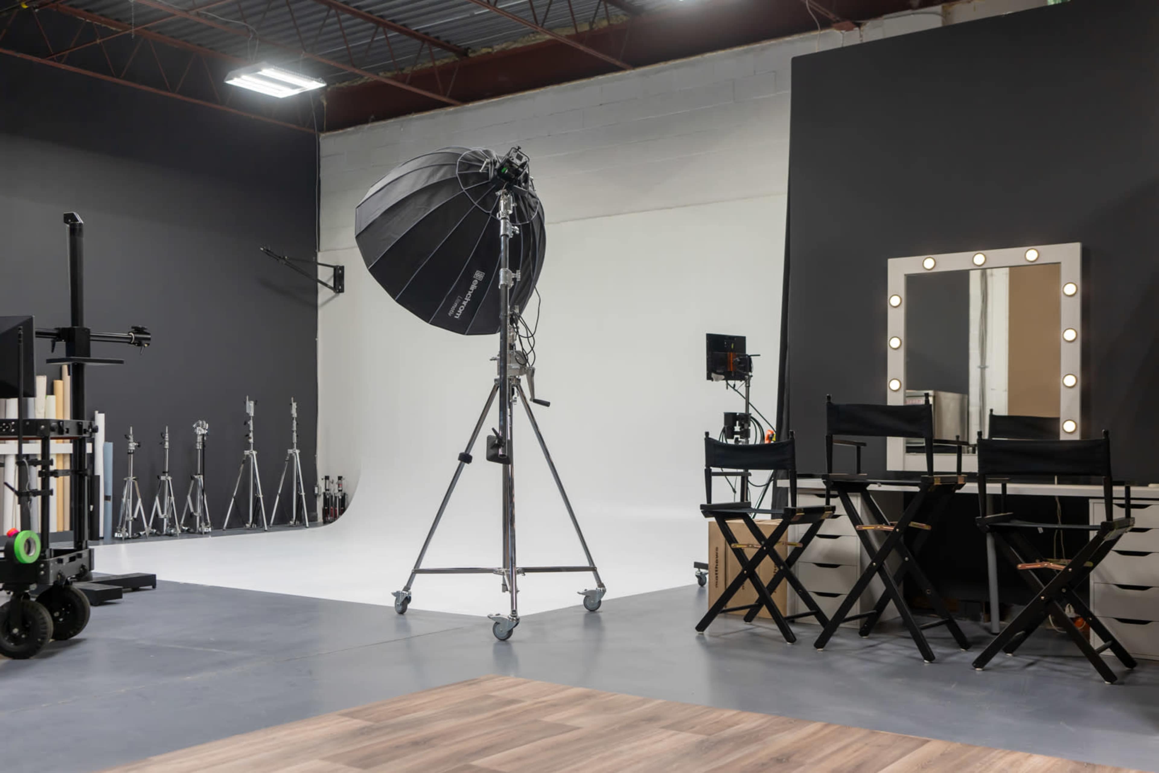 Multi-use Photo & Video Studio with Full Kitchen and Cyclorama Wall Image in West Humber-Clairville, Etobicoke, ON