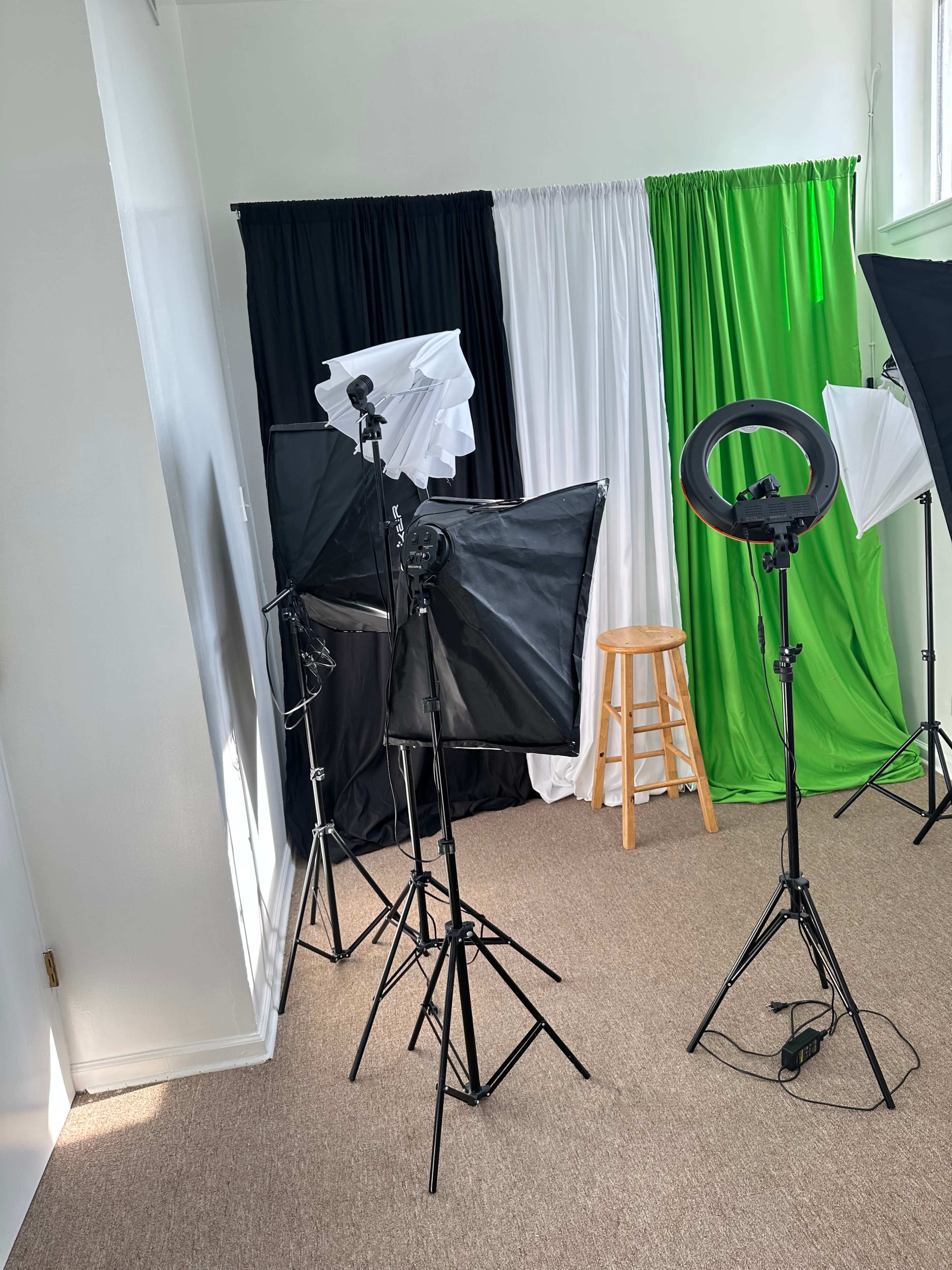 Modern South Side Chicago Photo Studio with Natural Light Image in Avalon Park, Chicago, IL