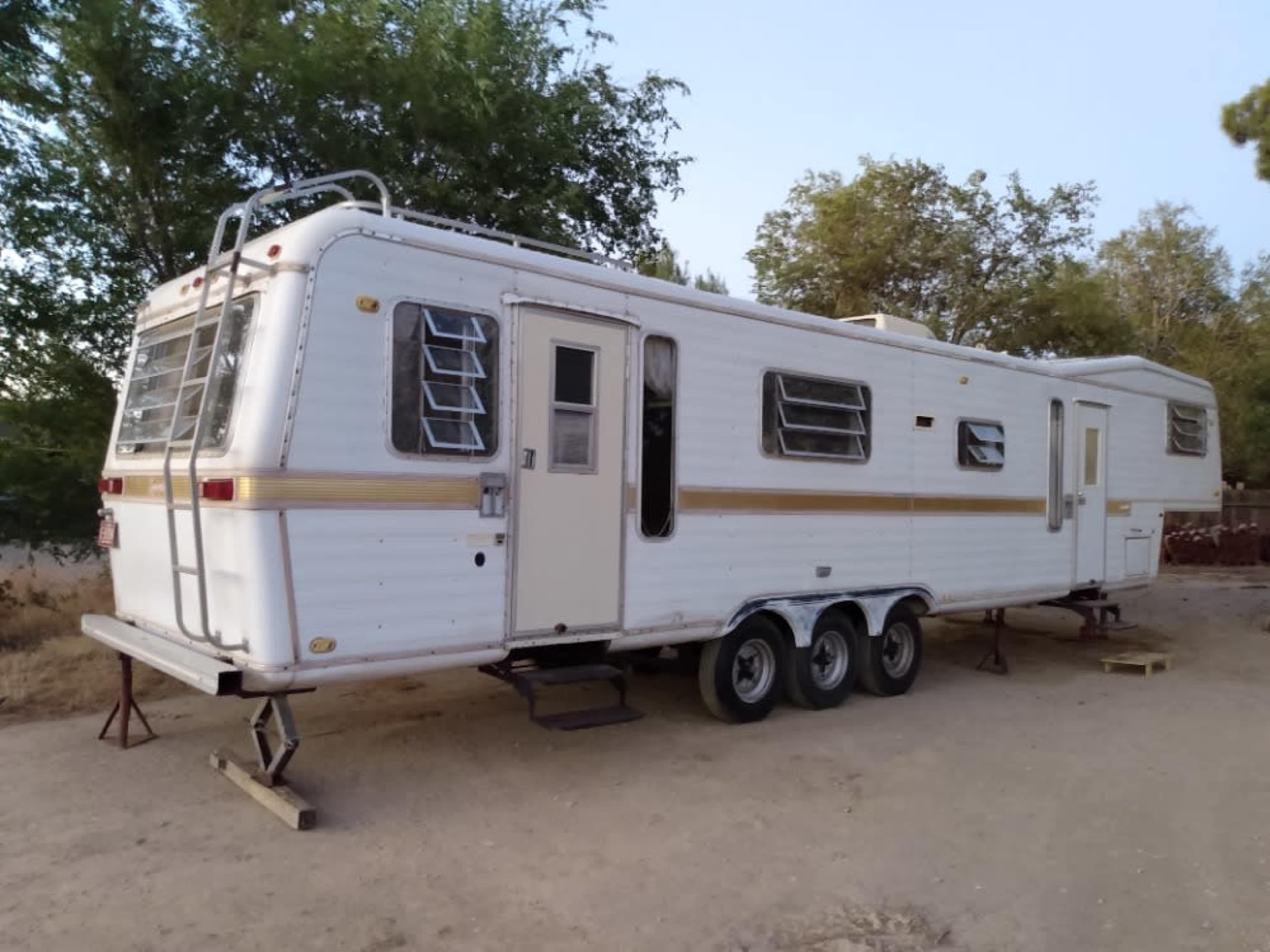 1979 5th Wheel, 40 foot