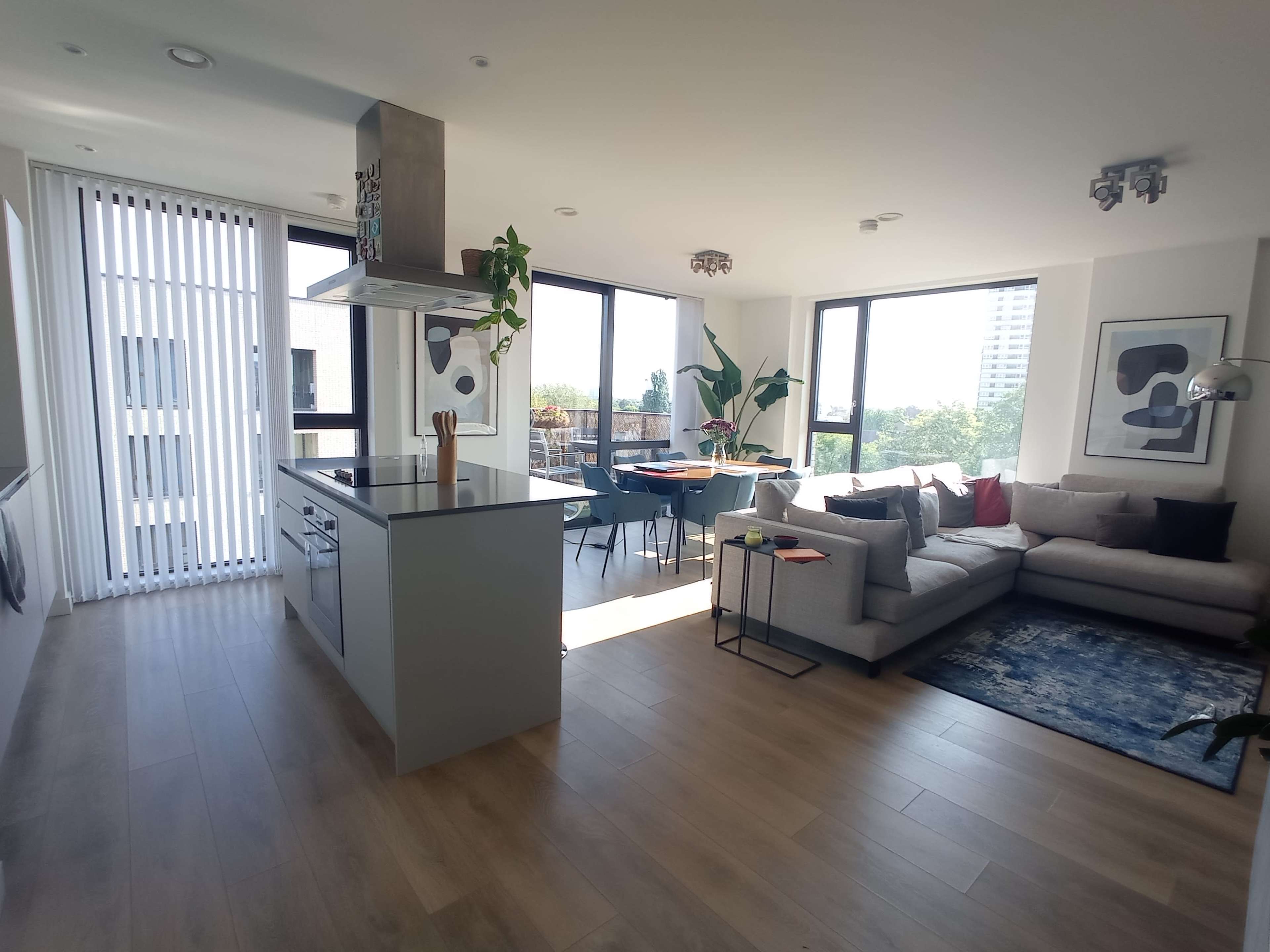 3 Bedroom apartment, full of natural light with modern and minimal style decoration. Image in Stratford, London, ENG