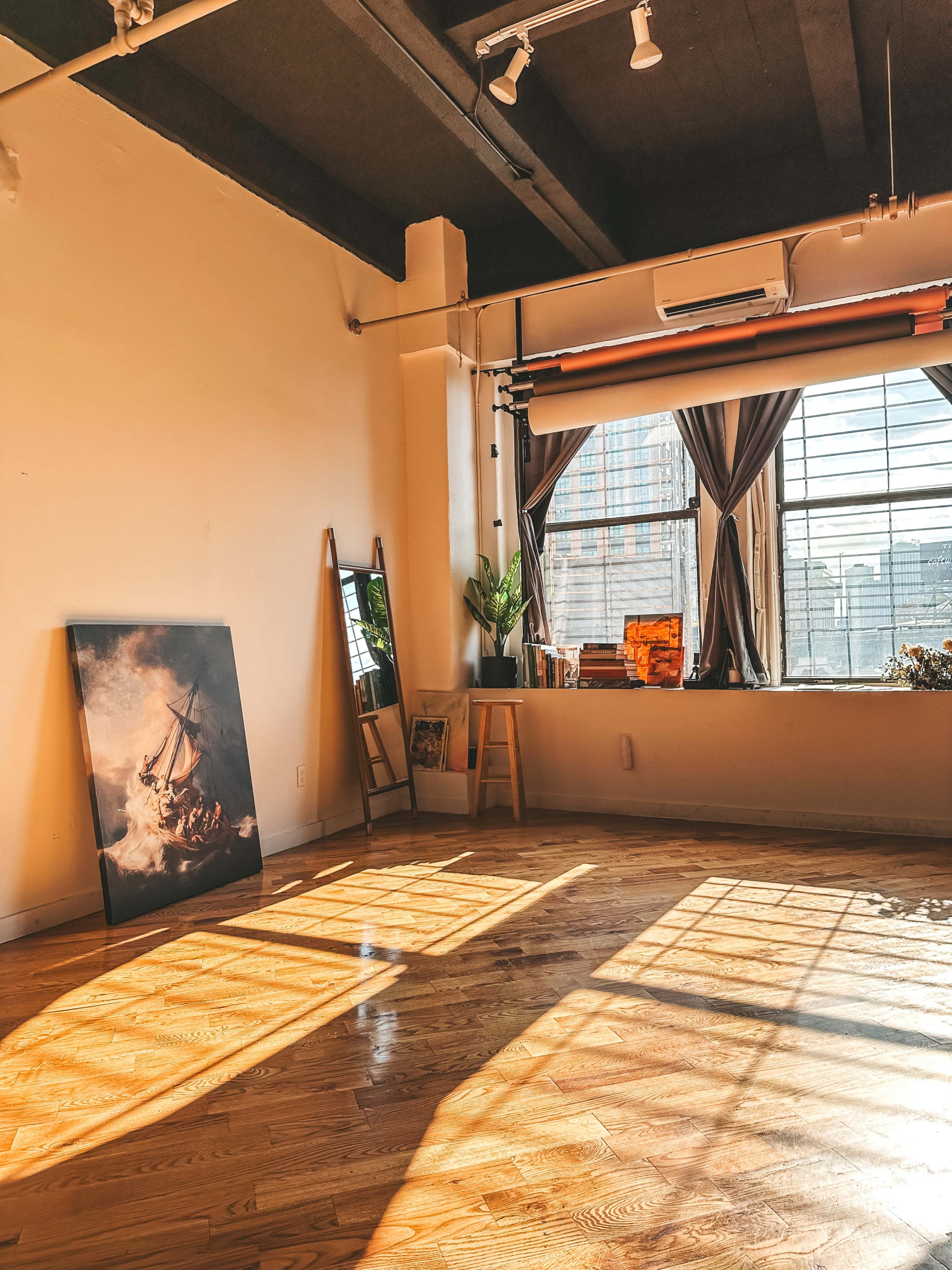 Sunny Downtown Brooklyn Photo Studio with Skyline Bridge Rooftop Views Image in Dumbo, brooklyn, NY