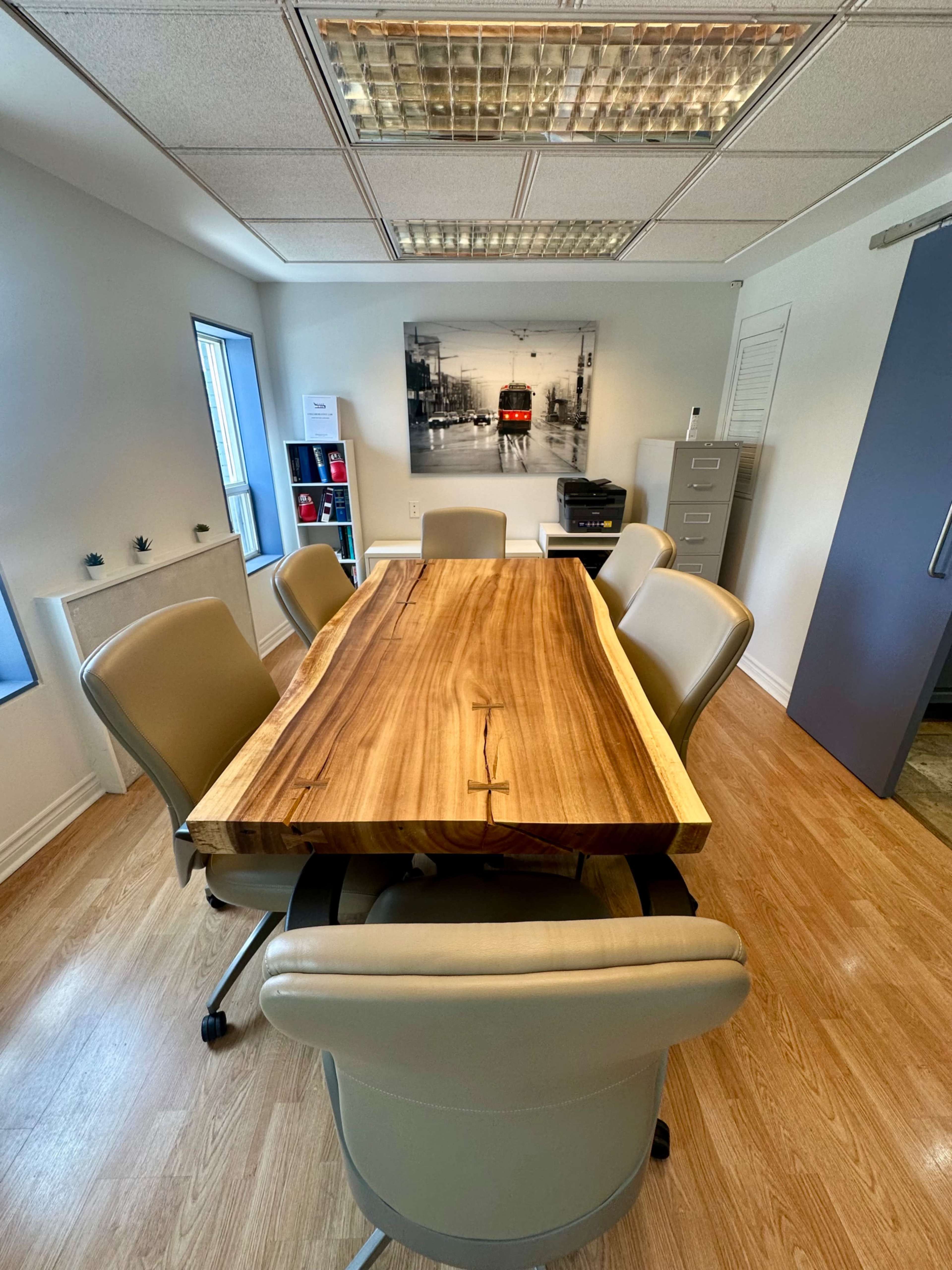Urban midtown office space that can be used for meetings, making calls or filming Image in Englemount-Lawrence, Toronto, ON