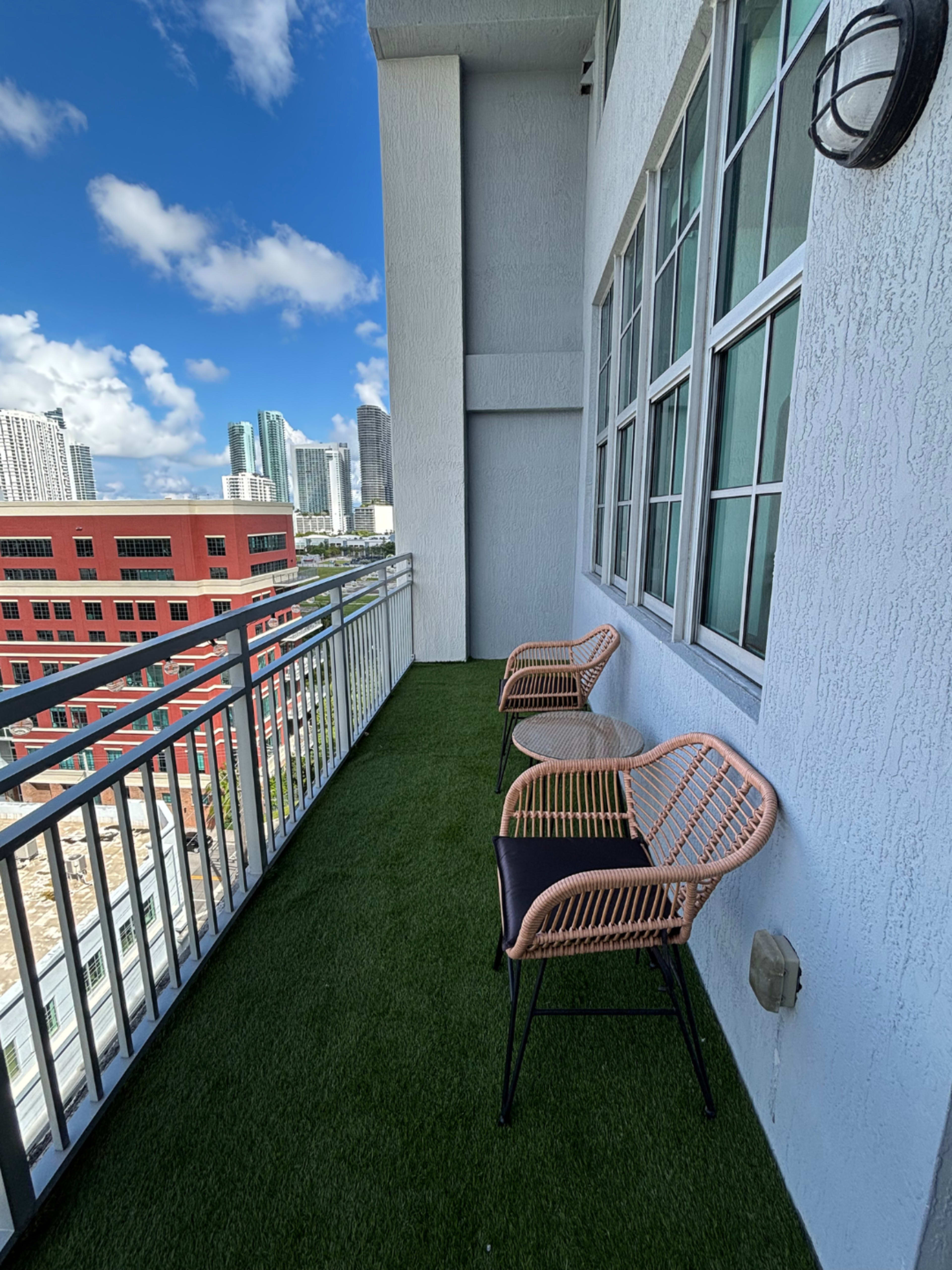 Beautiful Natural Light in Edgewater studio Image in Town Square, Miami, FL