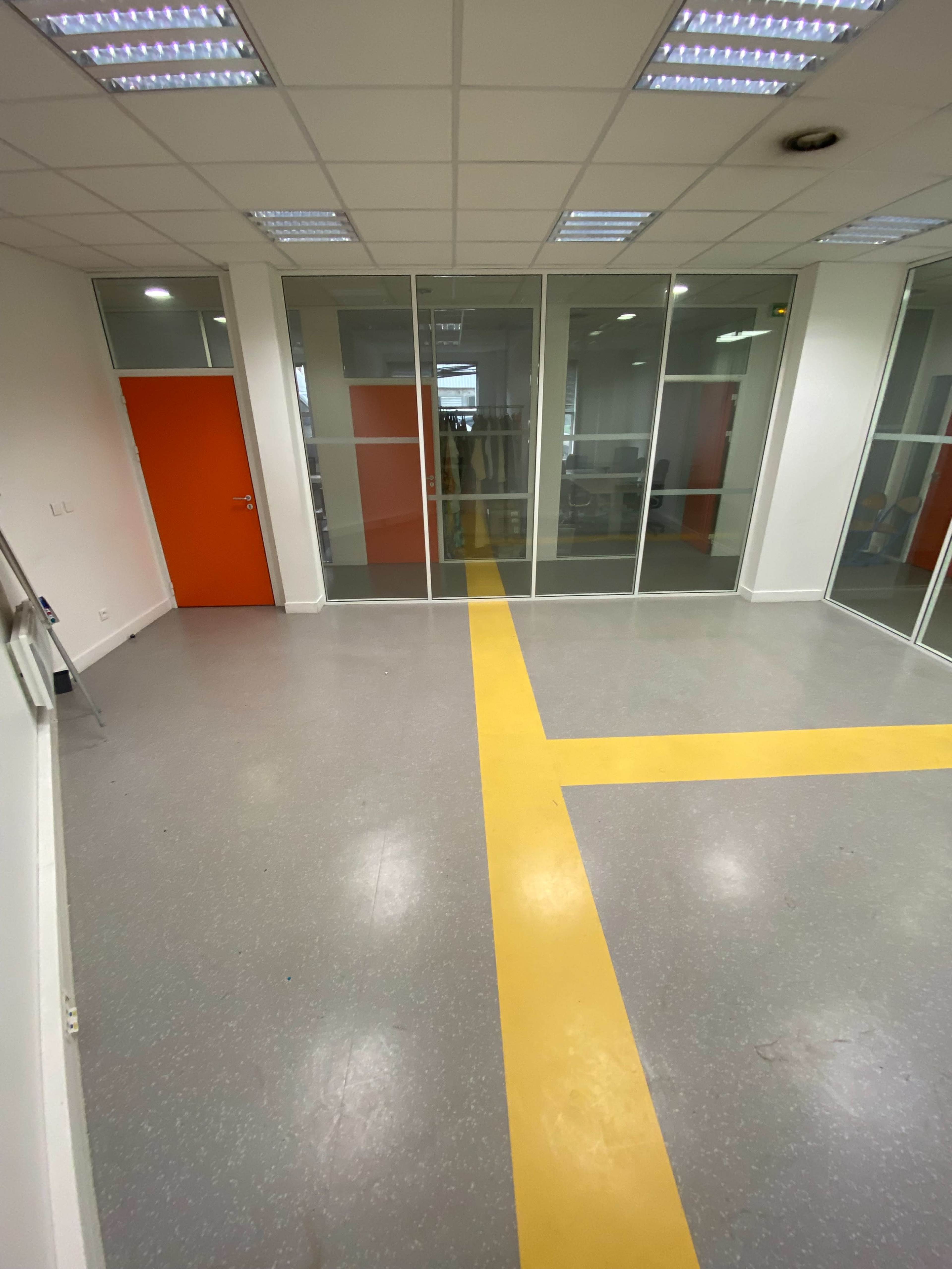 Espace de formation moderne et lumineux dans un cadre verdoyant urbain Image in , Bagneux