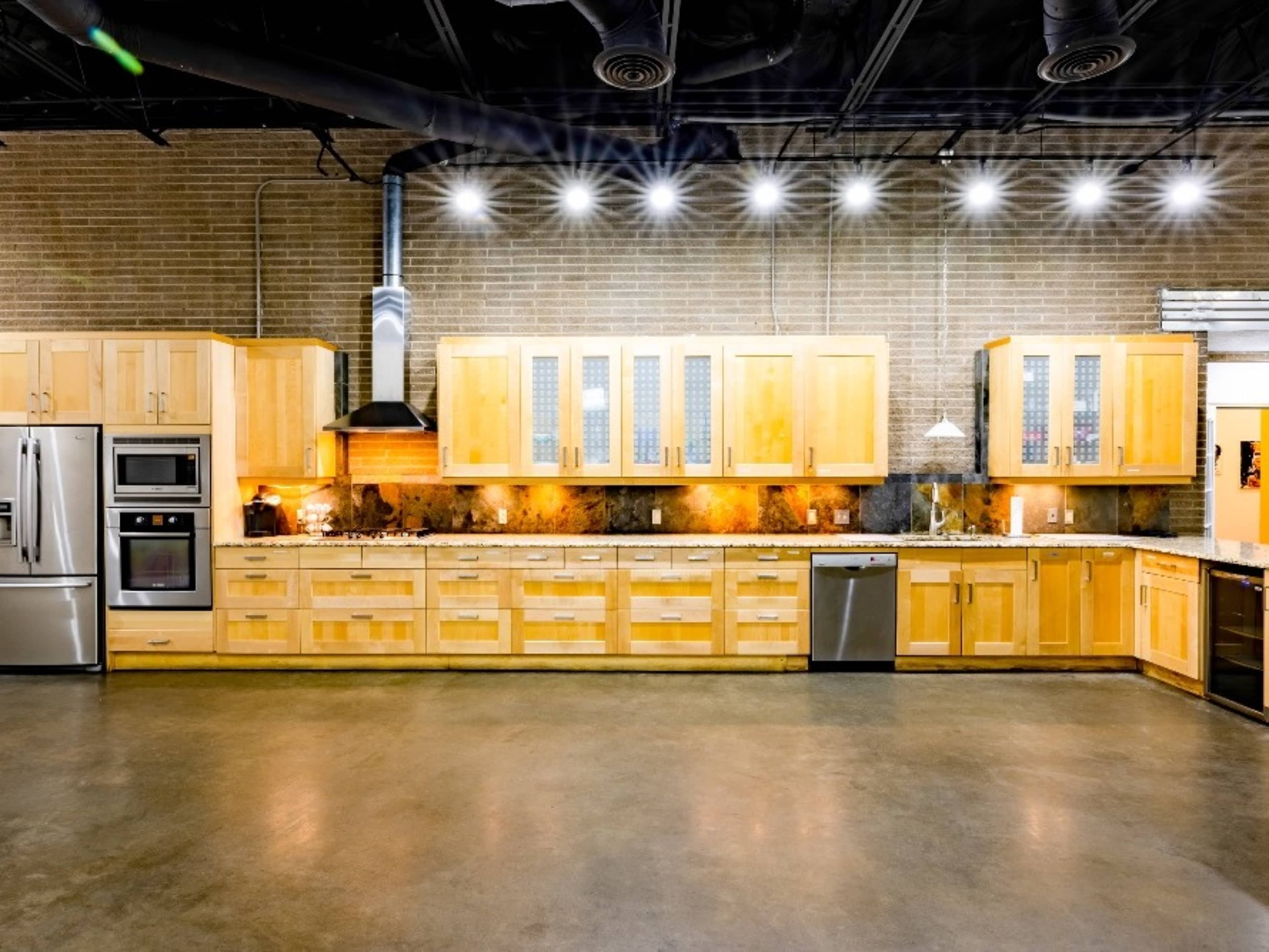 Adjacent 1300 sq ft Kitchen w/outdoor deck 