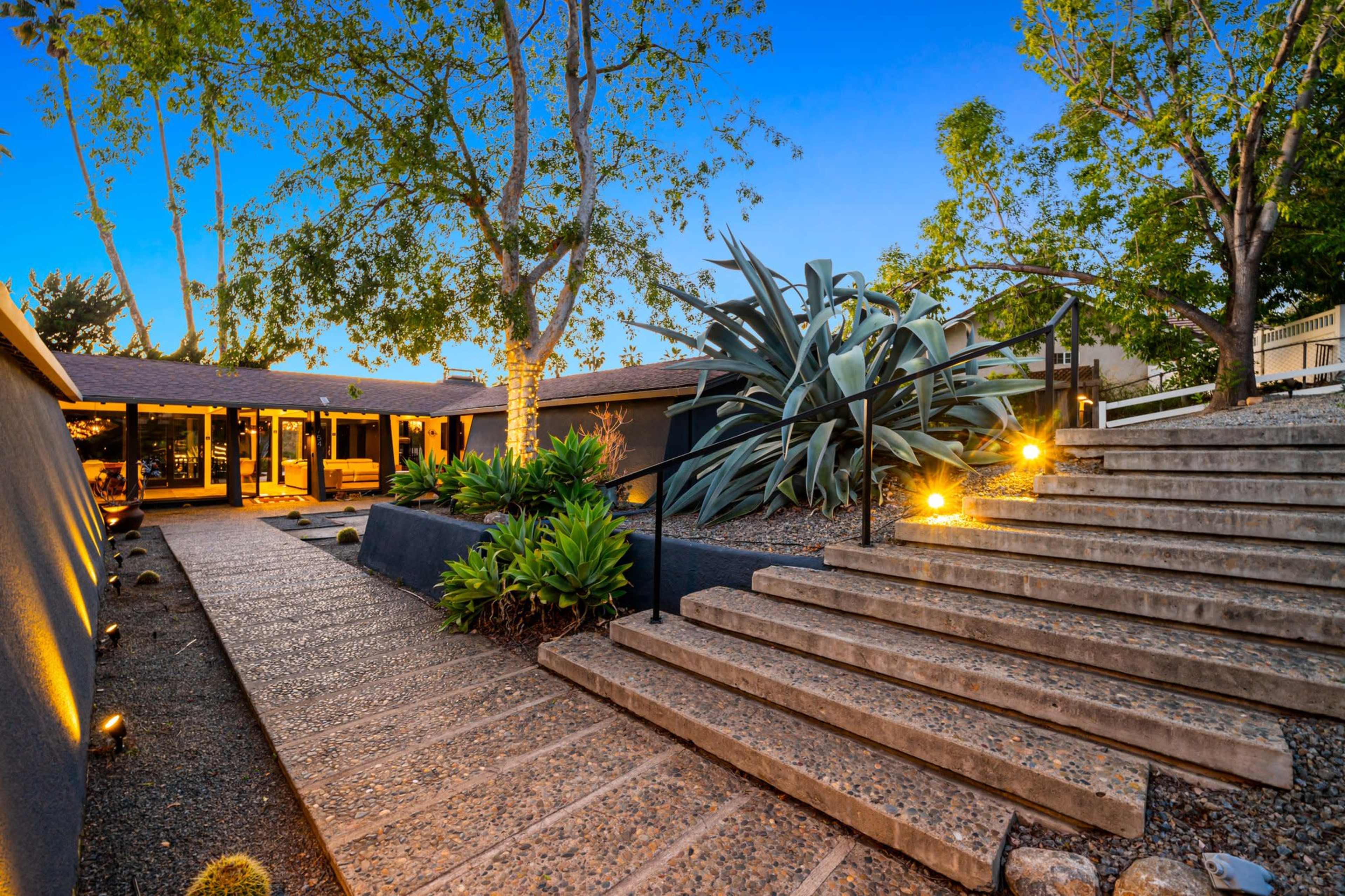 San Diego’s Eichler-inspired Modern Mid Century estate. Image in Granite Hills, El Cajon, CA