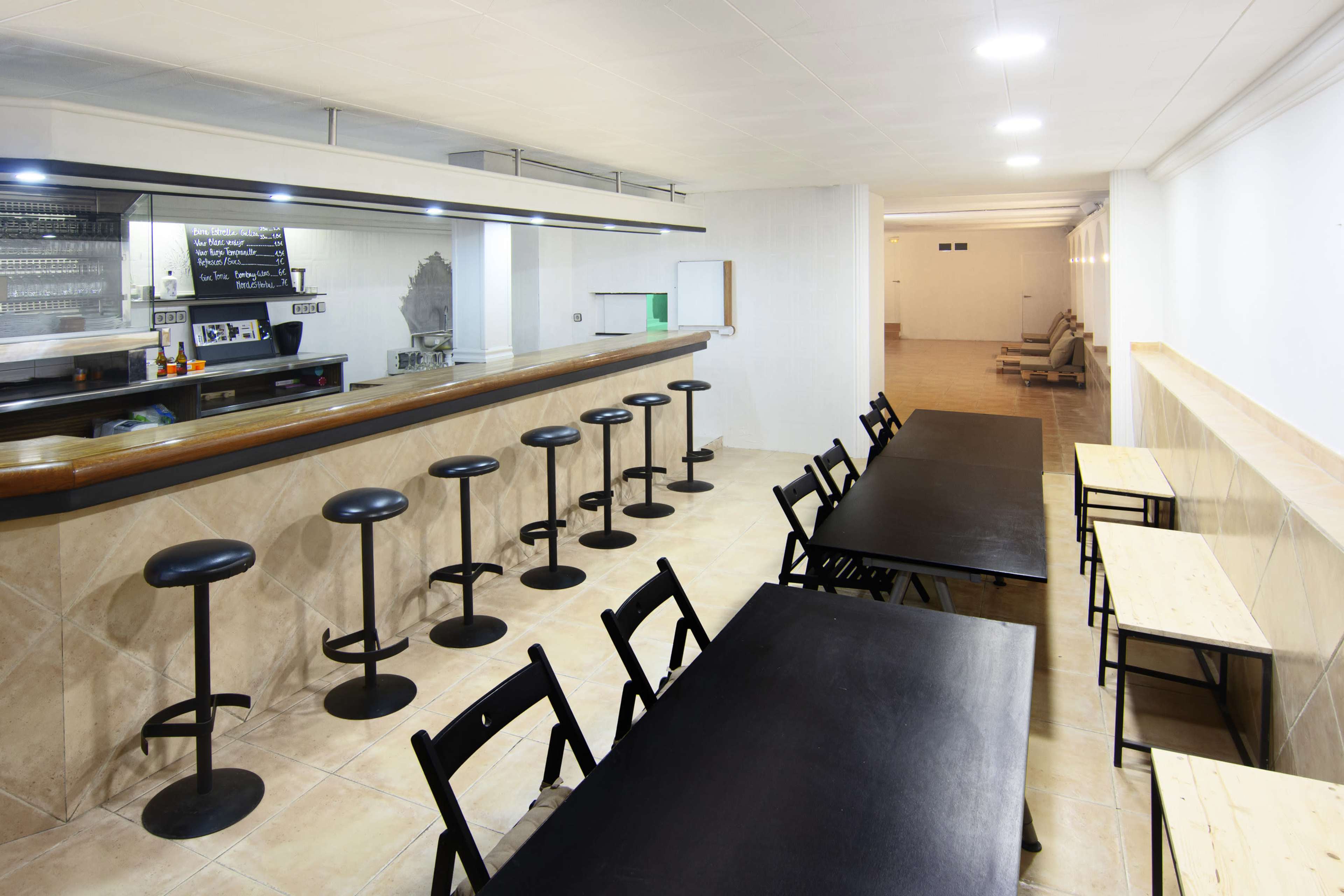 Sala Bar para todo tipo de eventos bien comunicado en hospitalet. Imagen en , hospitalet, B