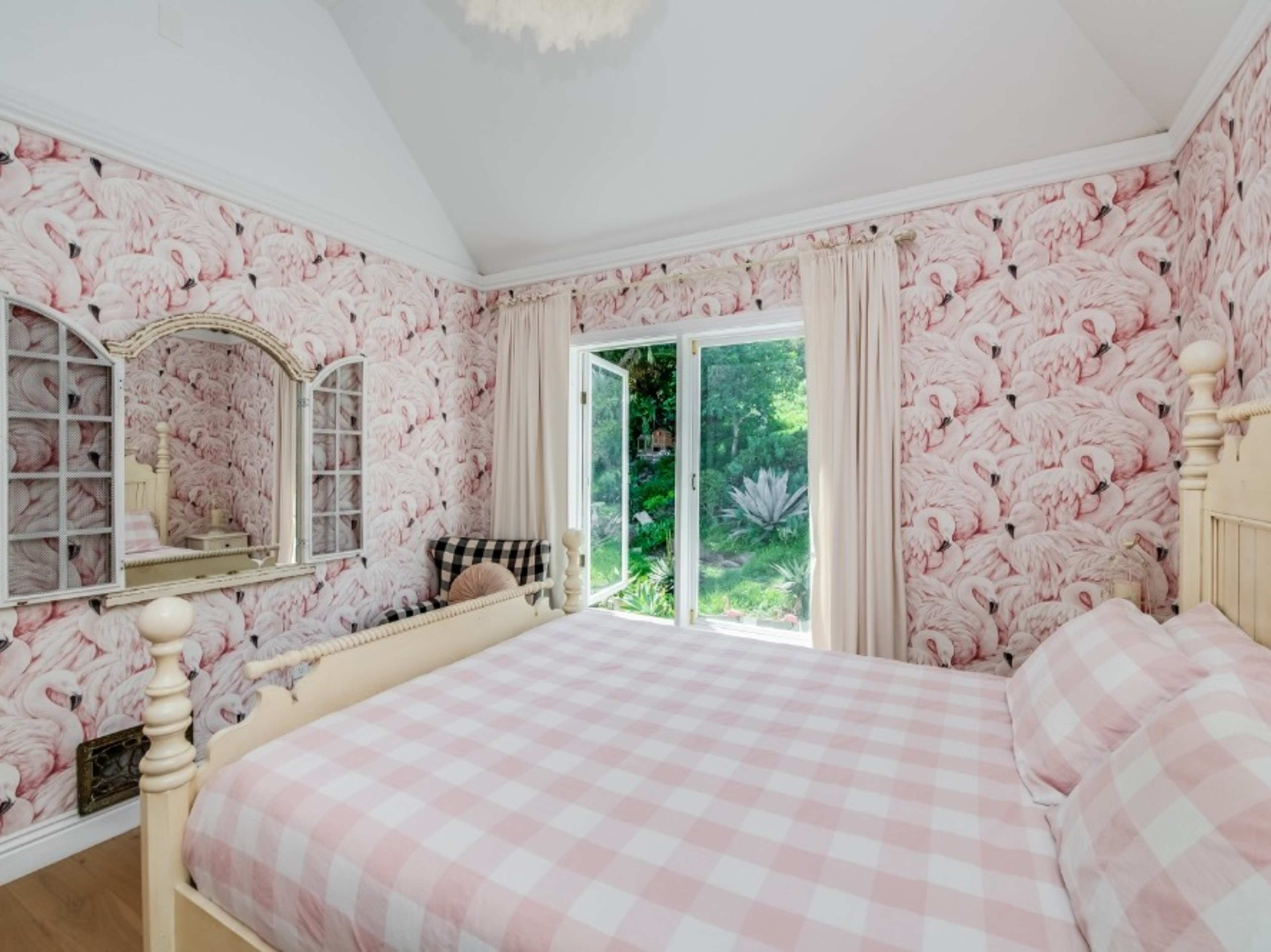 Sweet Flamingo BEDROOM