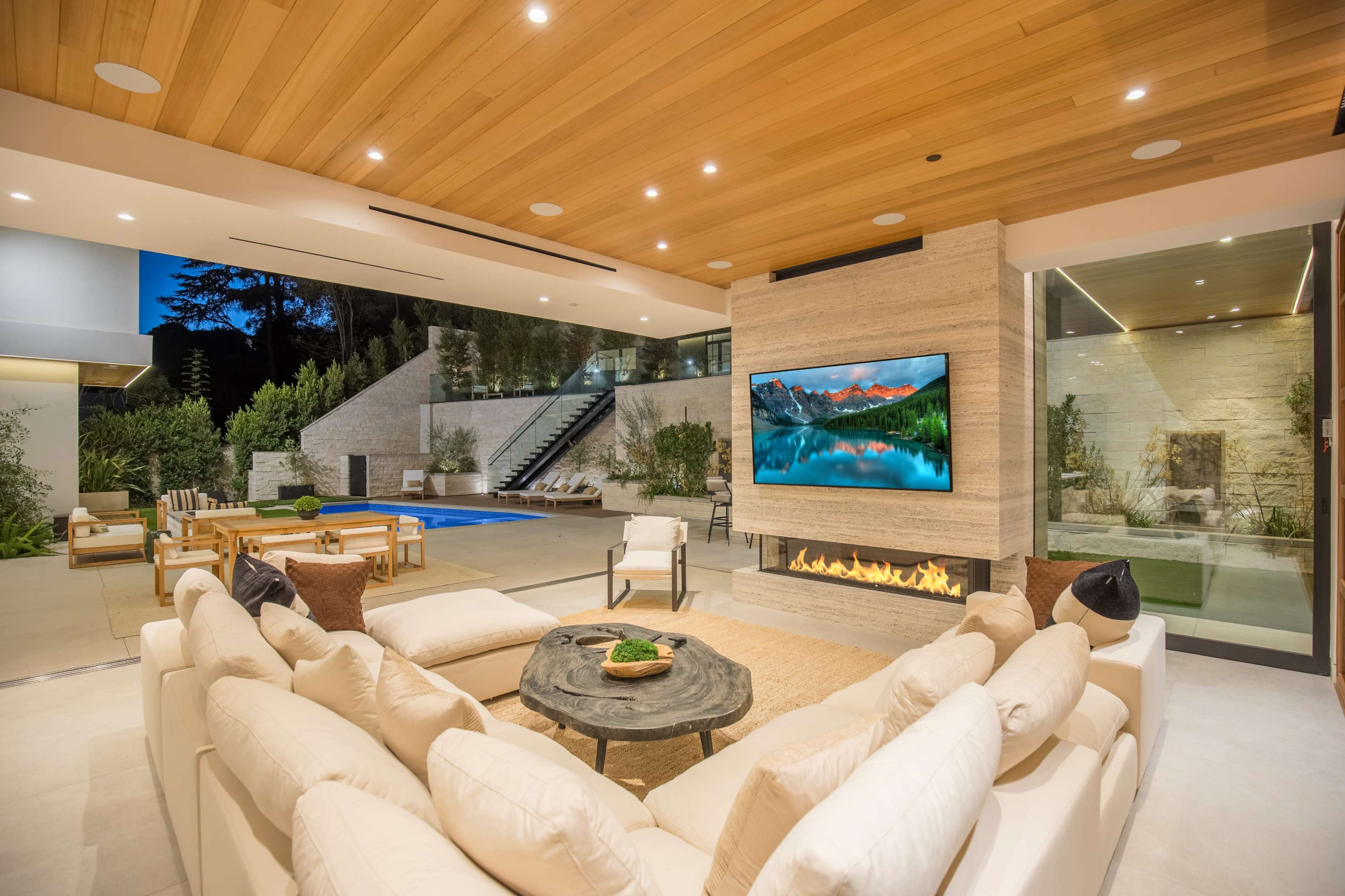 SKYLIT MODERN OASIS: LIGHT, SPACE & STYLE Image in Beverly Crest, Beverly Hills, CA