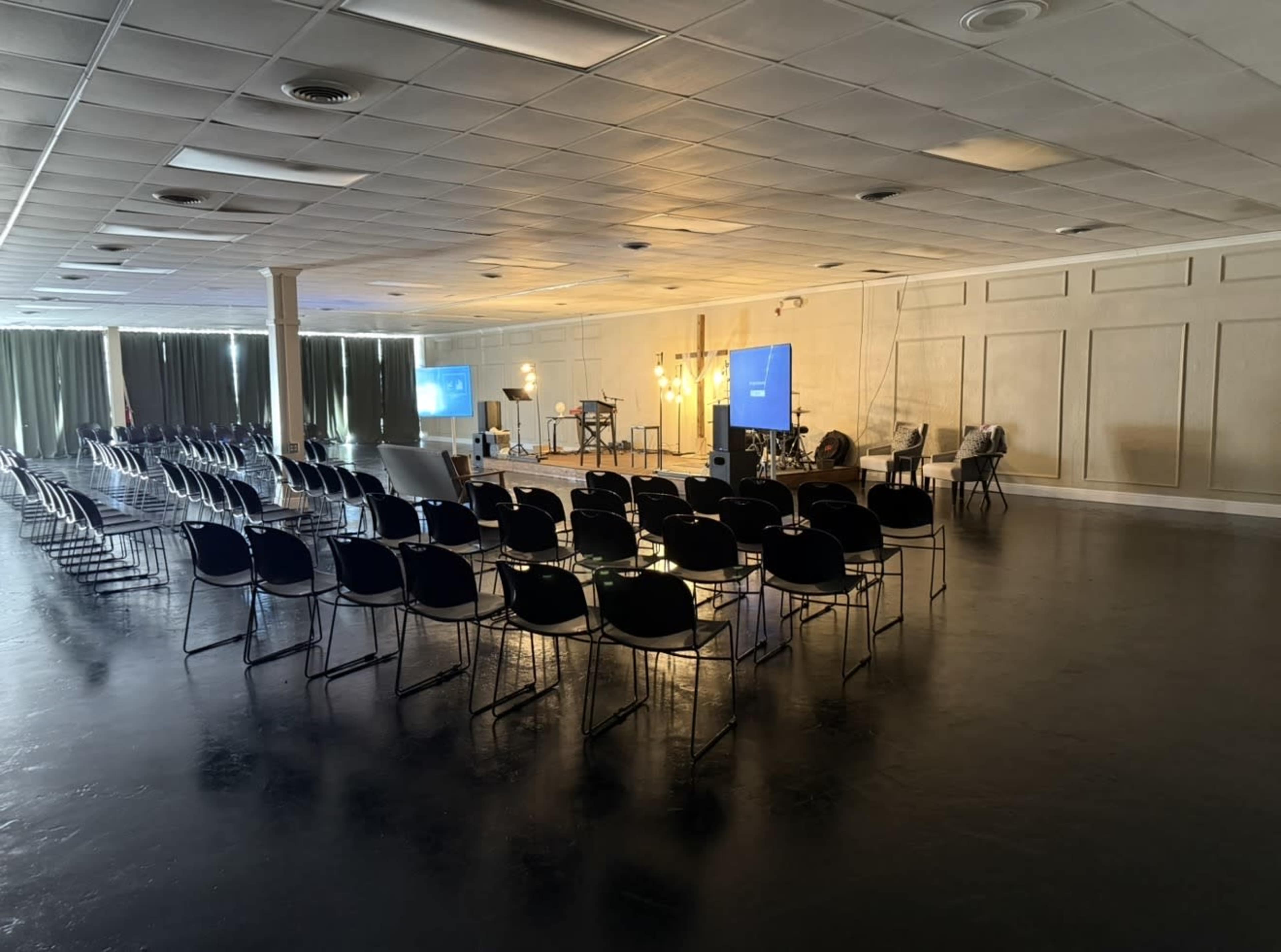 Modern Church + Community Space with Sound System Image in Pasadena Oaks, Pasadena, TX