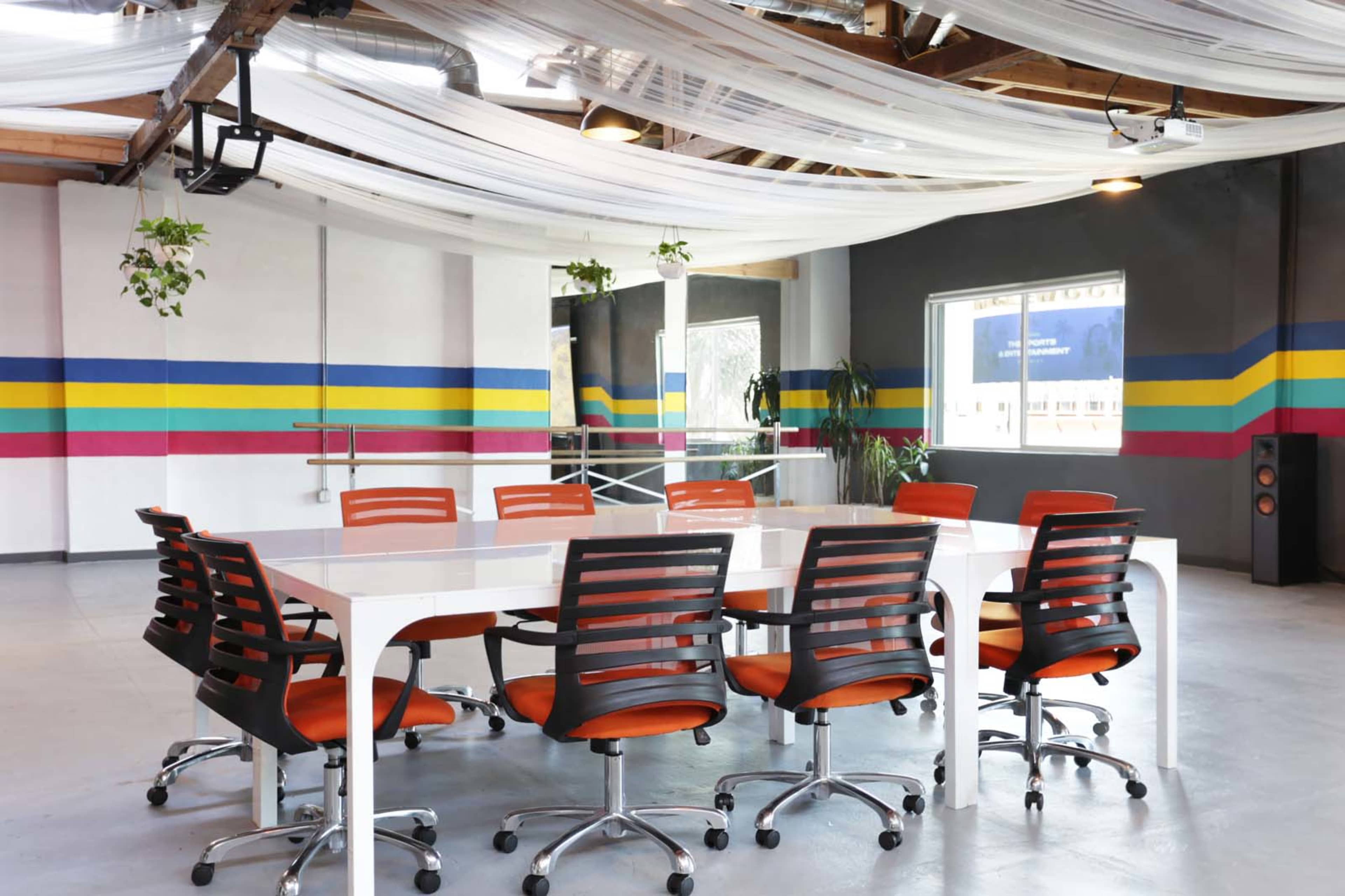 Open Space, Photoshoot, Flex Space, Over 1,900 sq ft w/ Wooden Beams Vaulted Ceiling with Skylights near LAX Image in Inglewood, Inglewood, CA