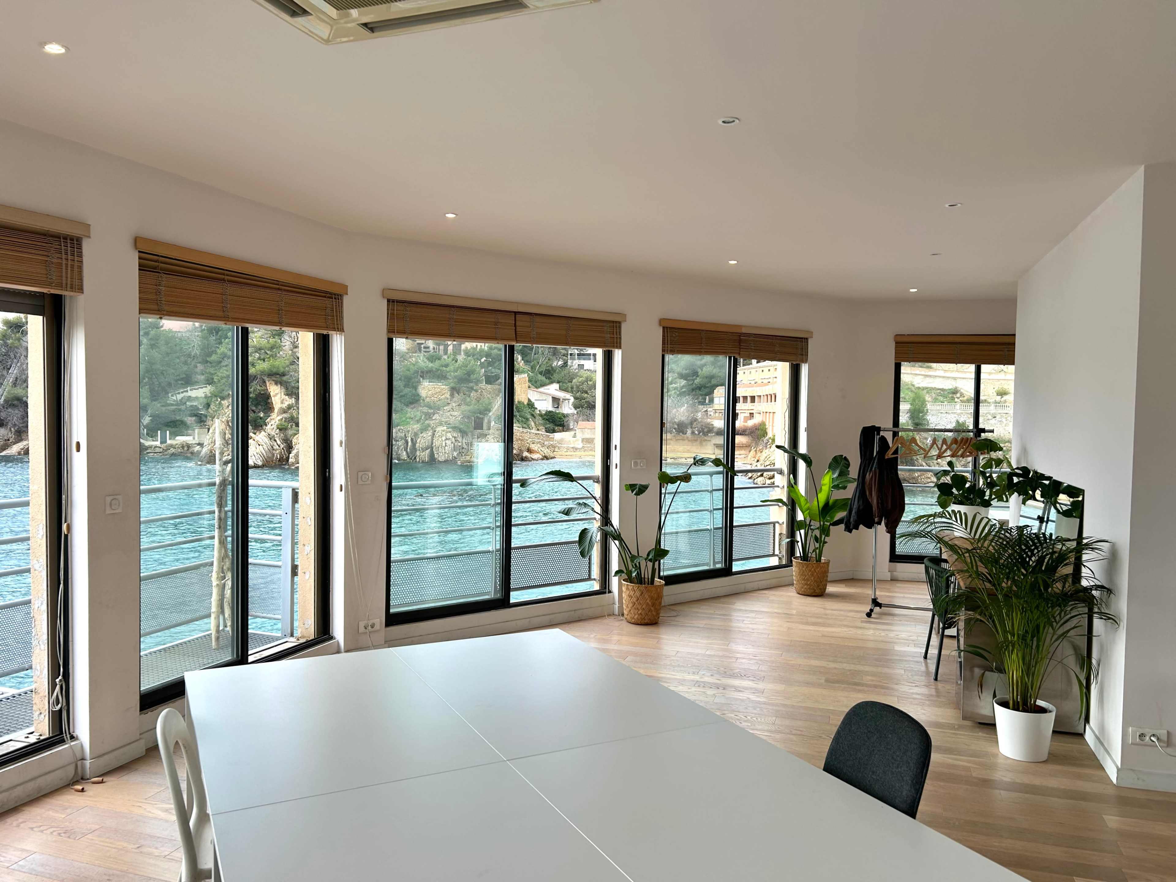 Lieu lumineux en bord de mer, avec vue panoramique sur la calanque Image in , Ensues la Redonne