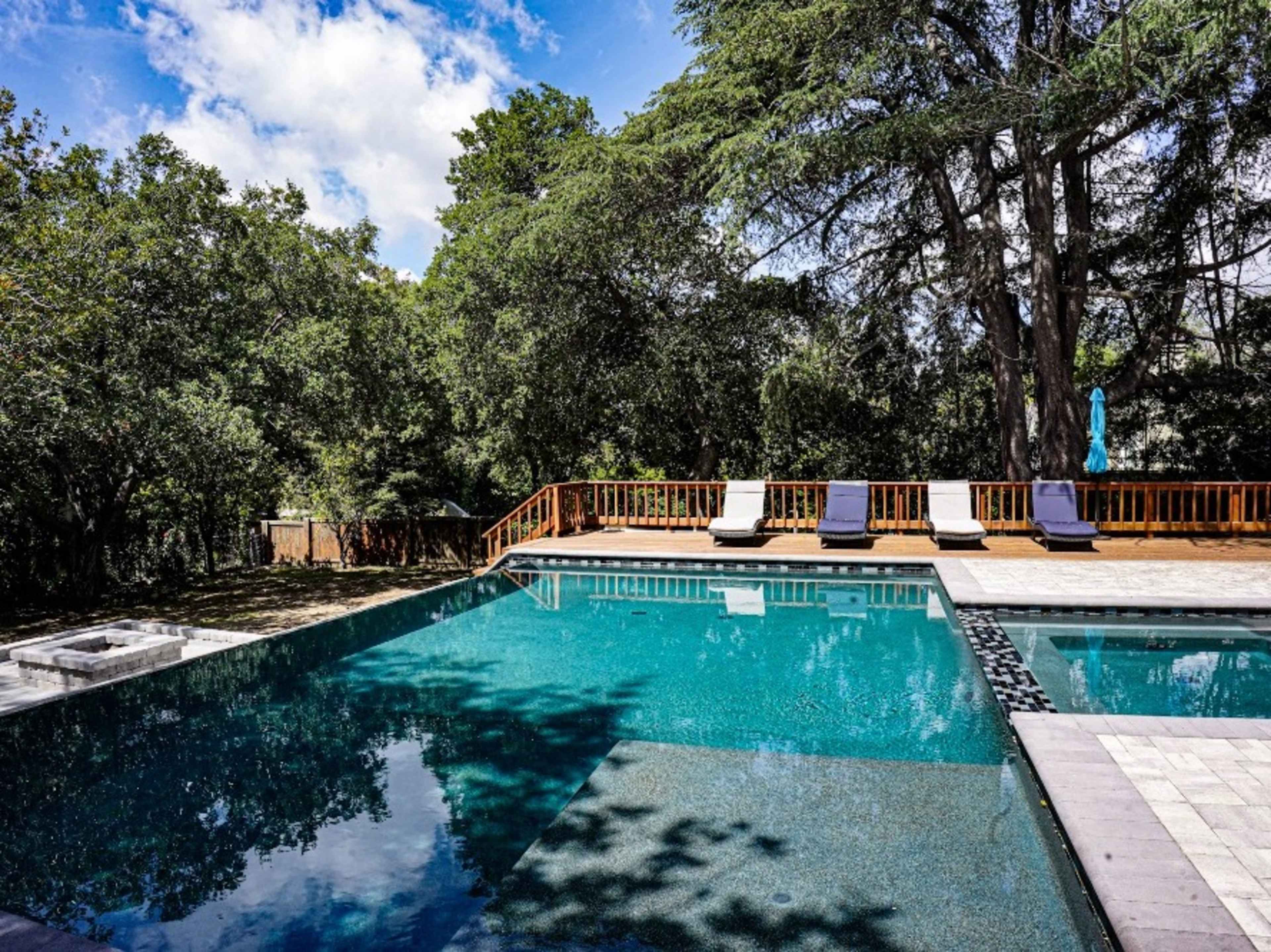Pool, Jacuzzi and outdoor kitchen