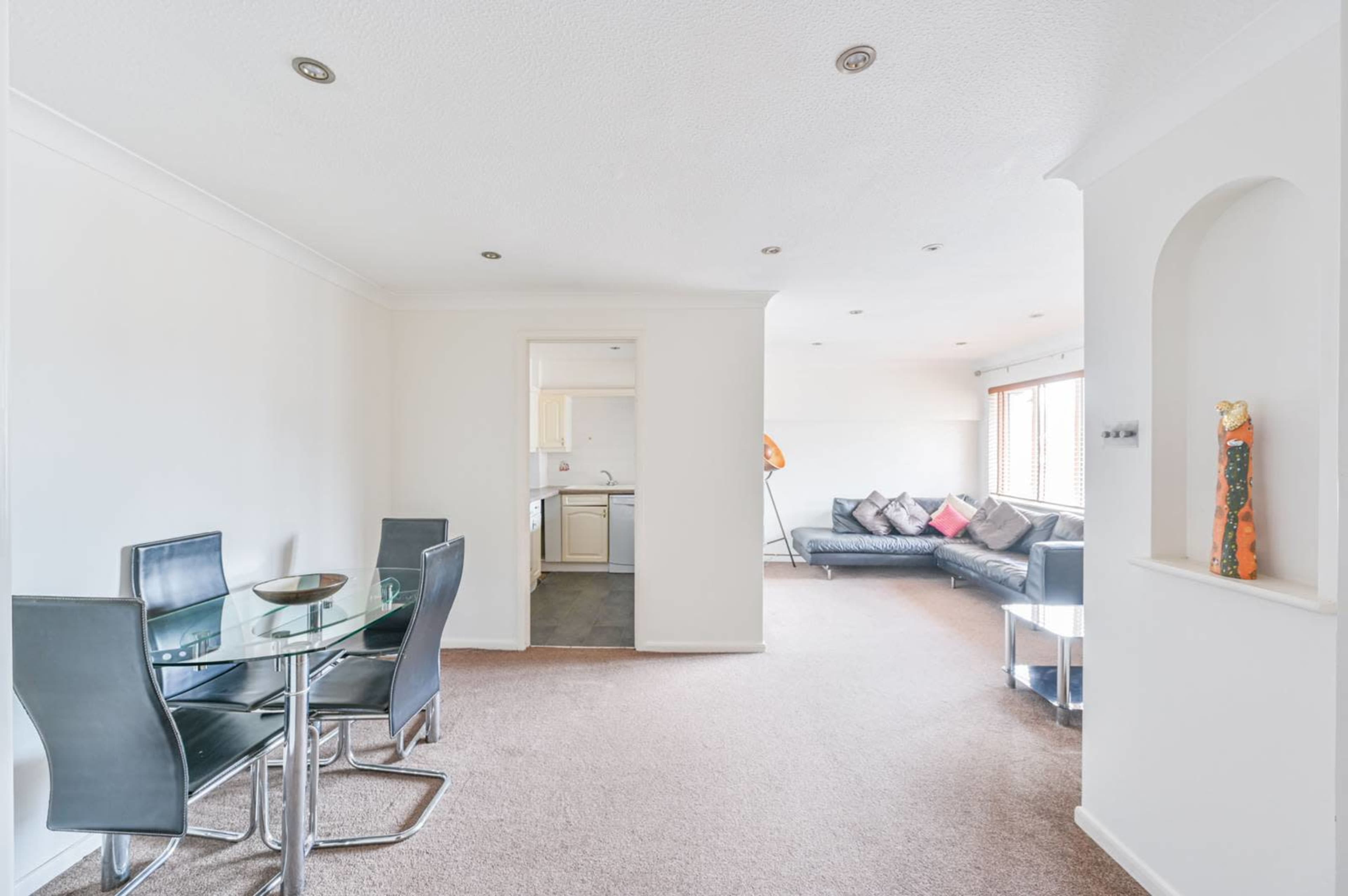 Modern 2 Bed / 2 Bath flat in leafy suburb Image in Pinner, London, ENG