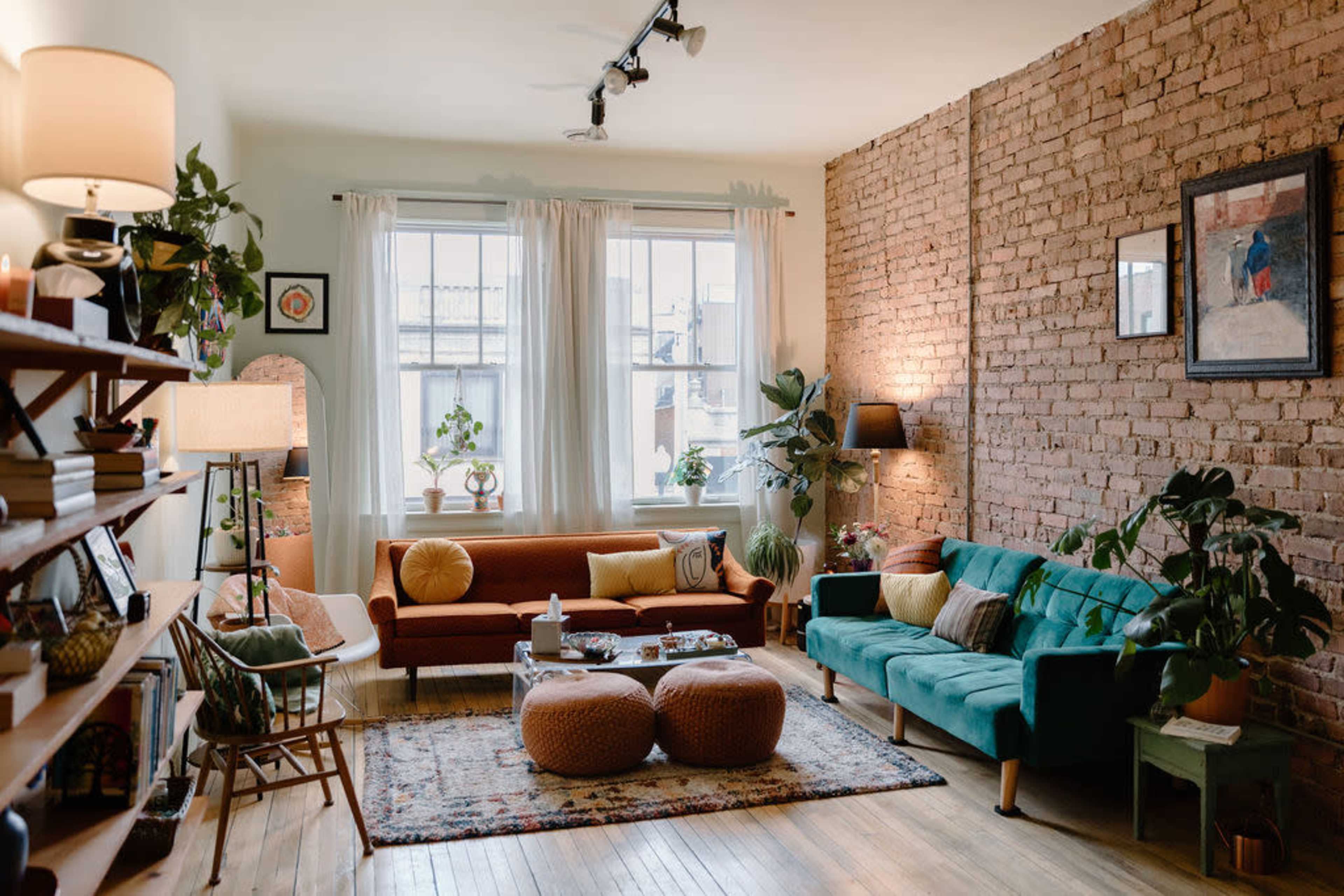 Beautifully Furnished Spacious, Sunny Therapist's Office with Exposed Brick and Private Waiting Area Image in Edgewater, chicago, IL