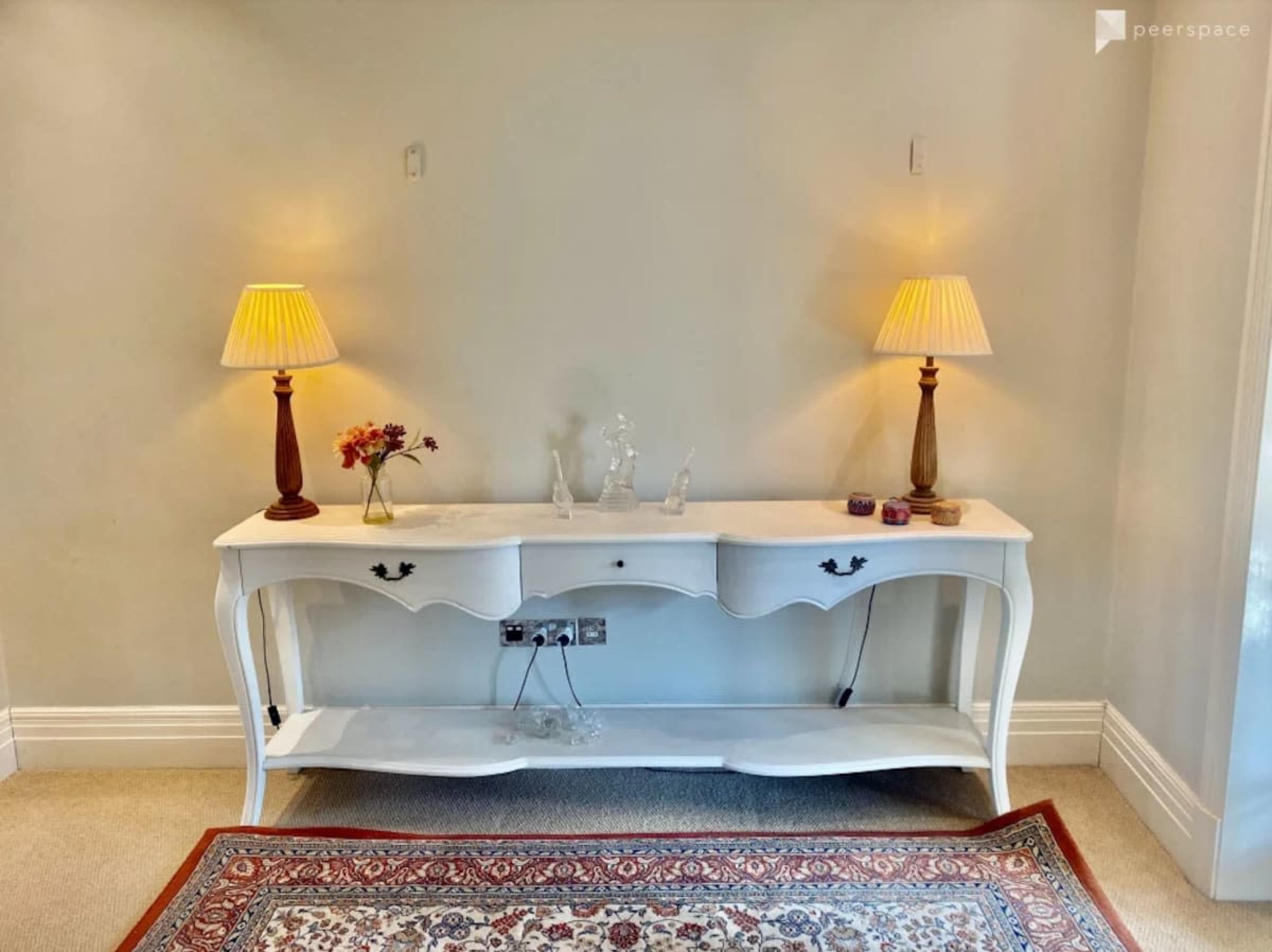 Beautiful townhouse-with fountains, bridges, ponds and green gardens outside Image in Kew, Richmond, 