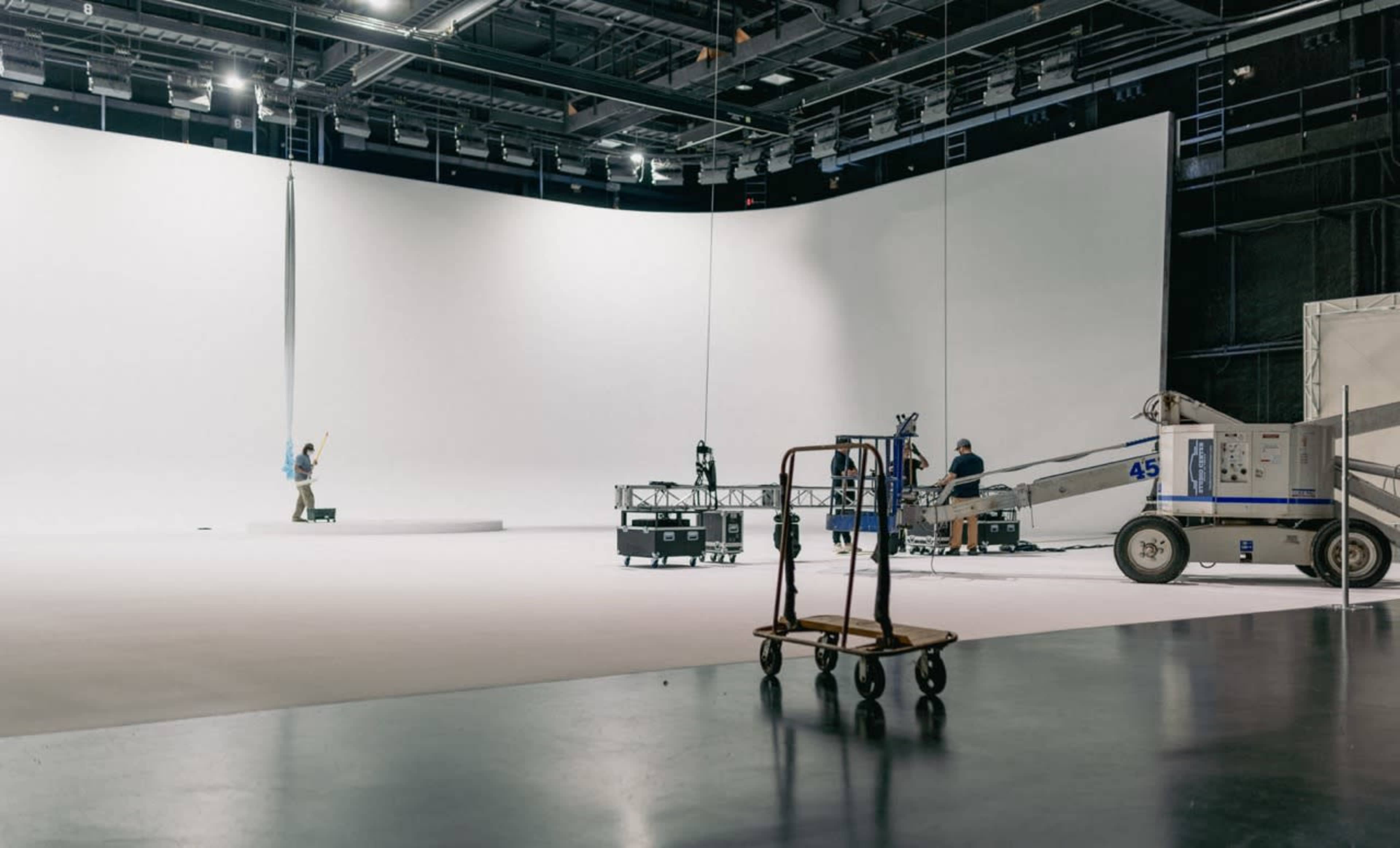 15,000 Sq Ft Professional Soundstage with 32' Cyc | Detroit Film & Production Studio Image in Farmington Hills, Farmington Hills, MI