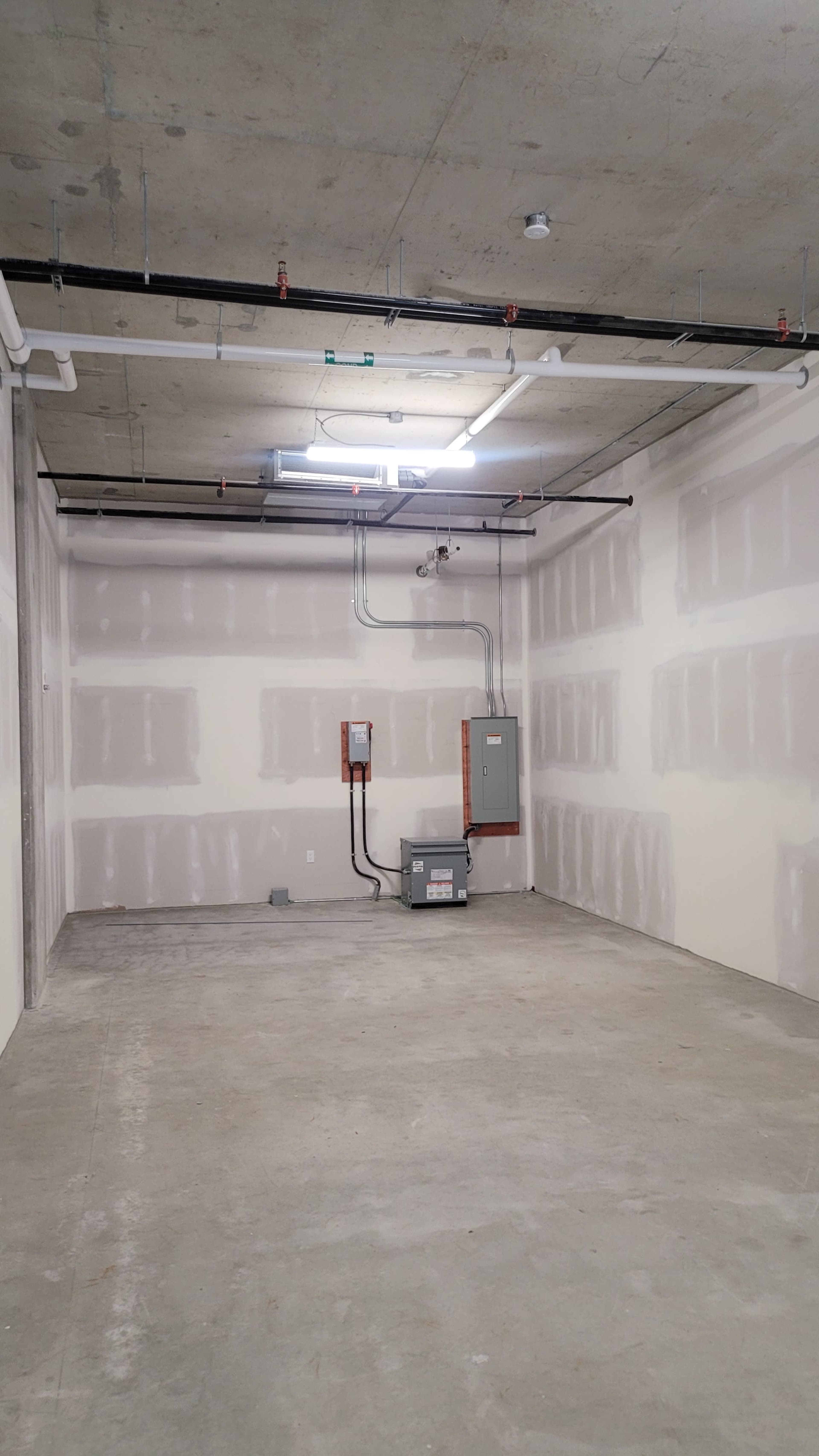 Versatile Sound-proof creative space in Vancouver urban convenience area walking distance to skytrain station, with many amenities like gym, shower, huge outdoor spaceetc. Image in South Vancouver, Vancouver, BC