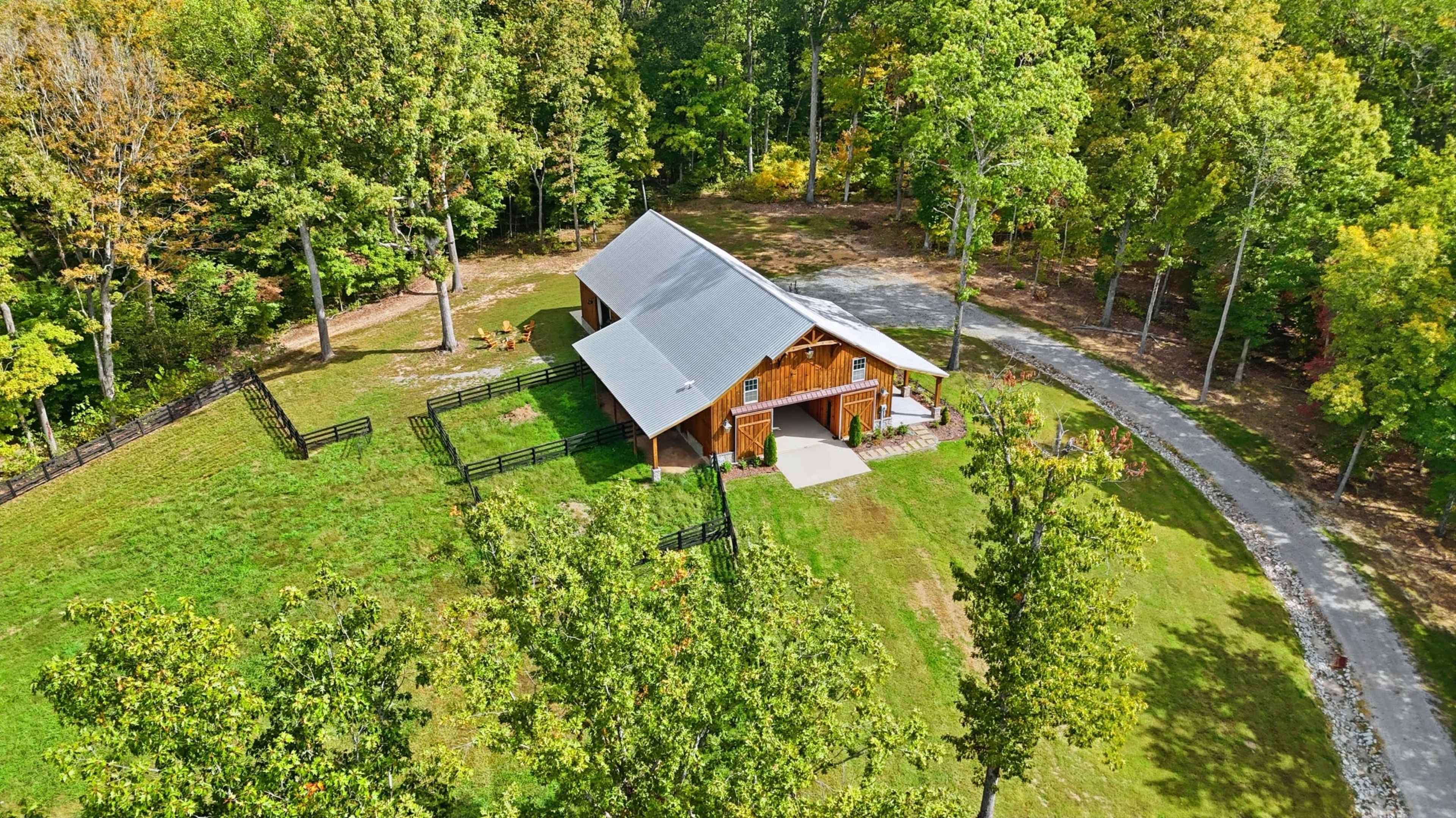 Rustic Luxury Horse Barn & 22-Acre Pasture in Franklin Image in Bellevue, Franklin, TN