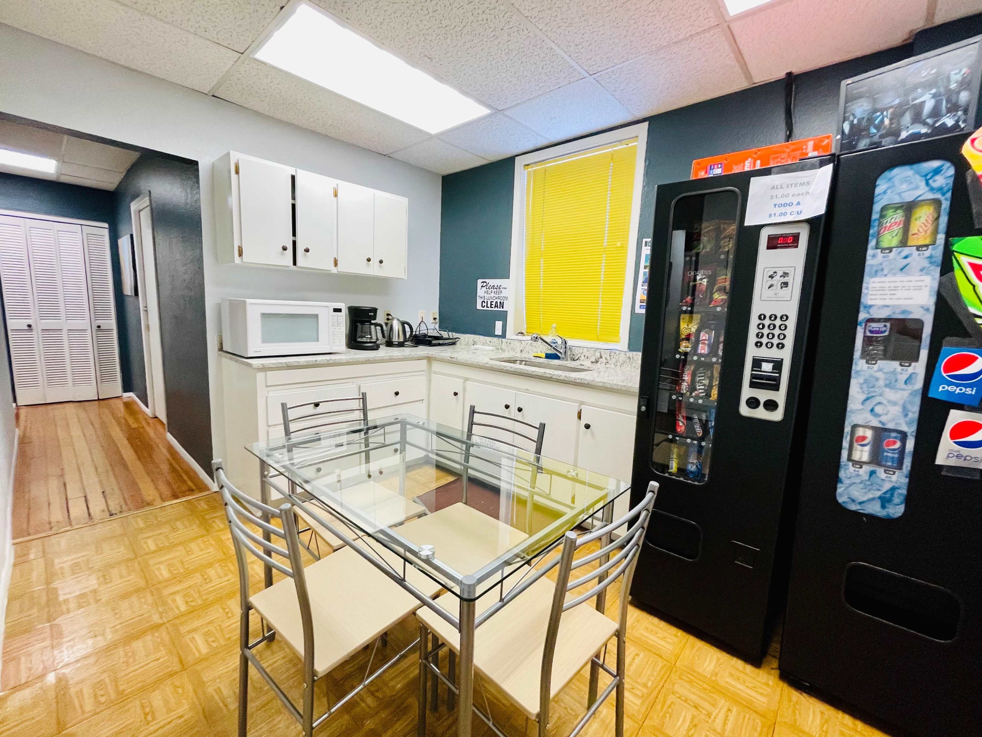 Central area meeting room inside office building, five minutes away from downtown in 20 minutes away from airport. Image in Highland Park, El Paso, TX