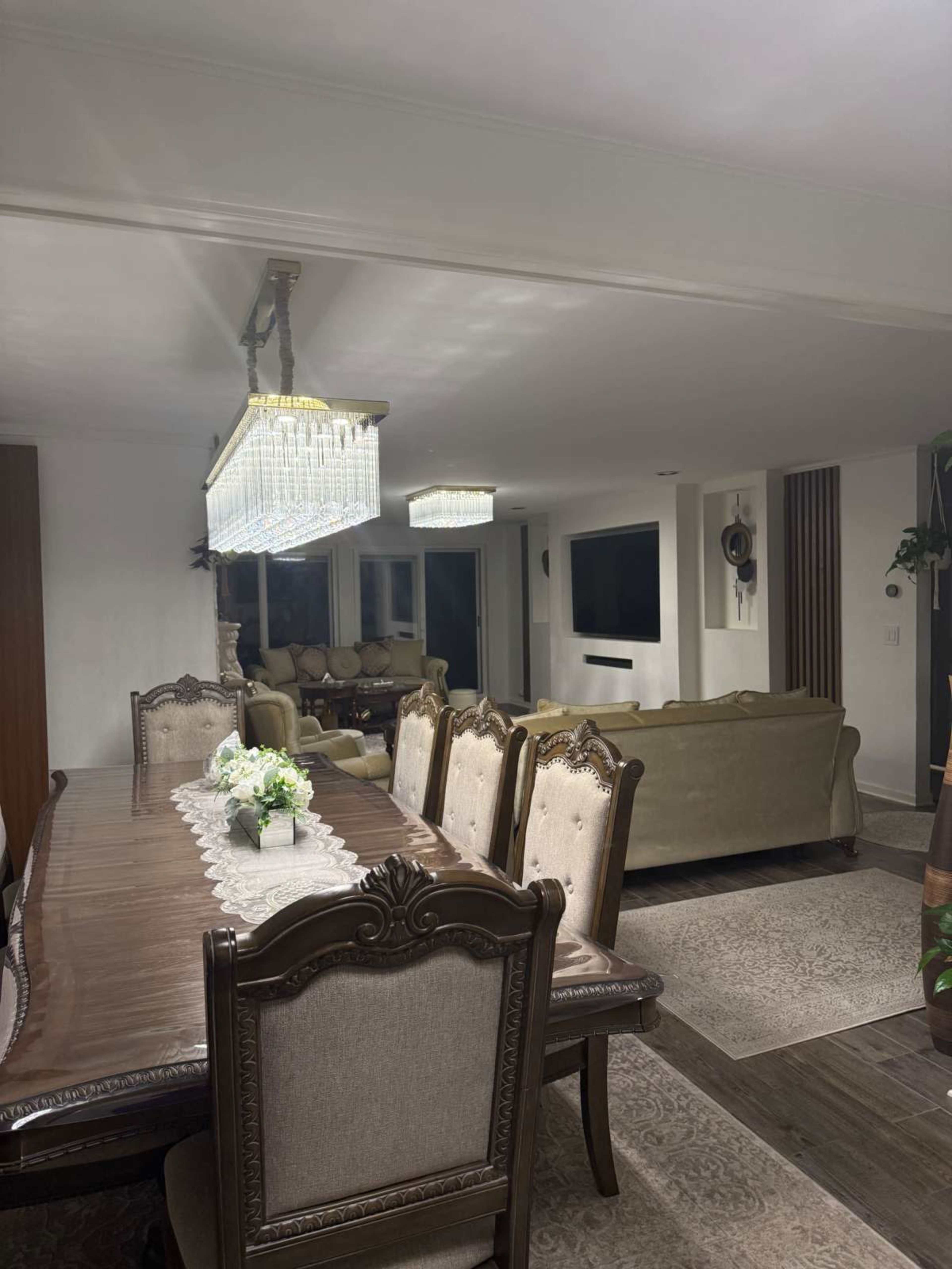 Charming Country Stay Surrounded by Jungle, Steps from a Lake Image in New Trier Township, northfield, IL