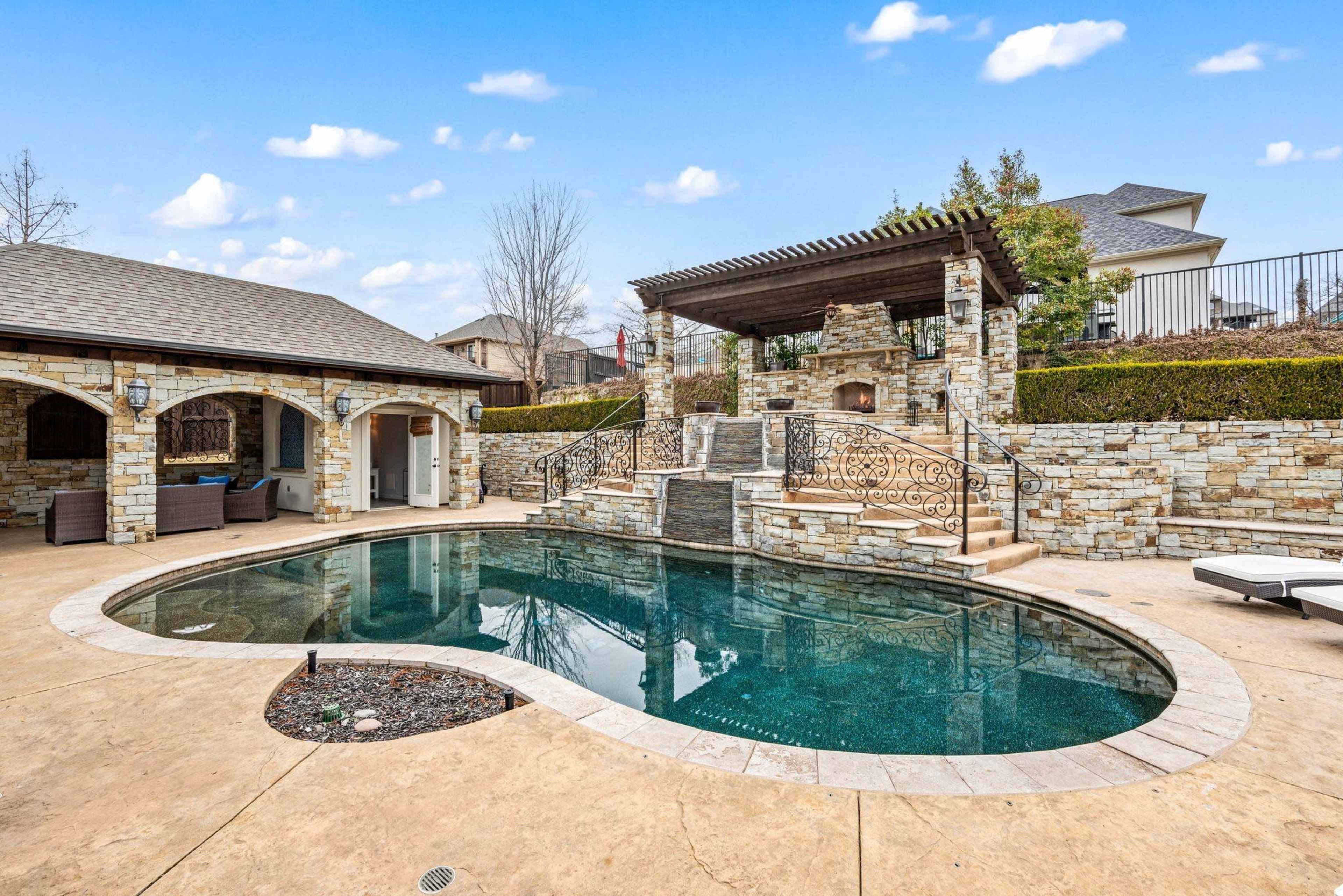 Venetian-style Pool/Spa combination Backyard Image in Heritage, Fort Worth, TX
