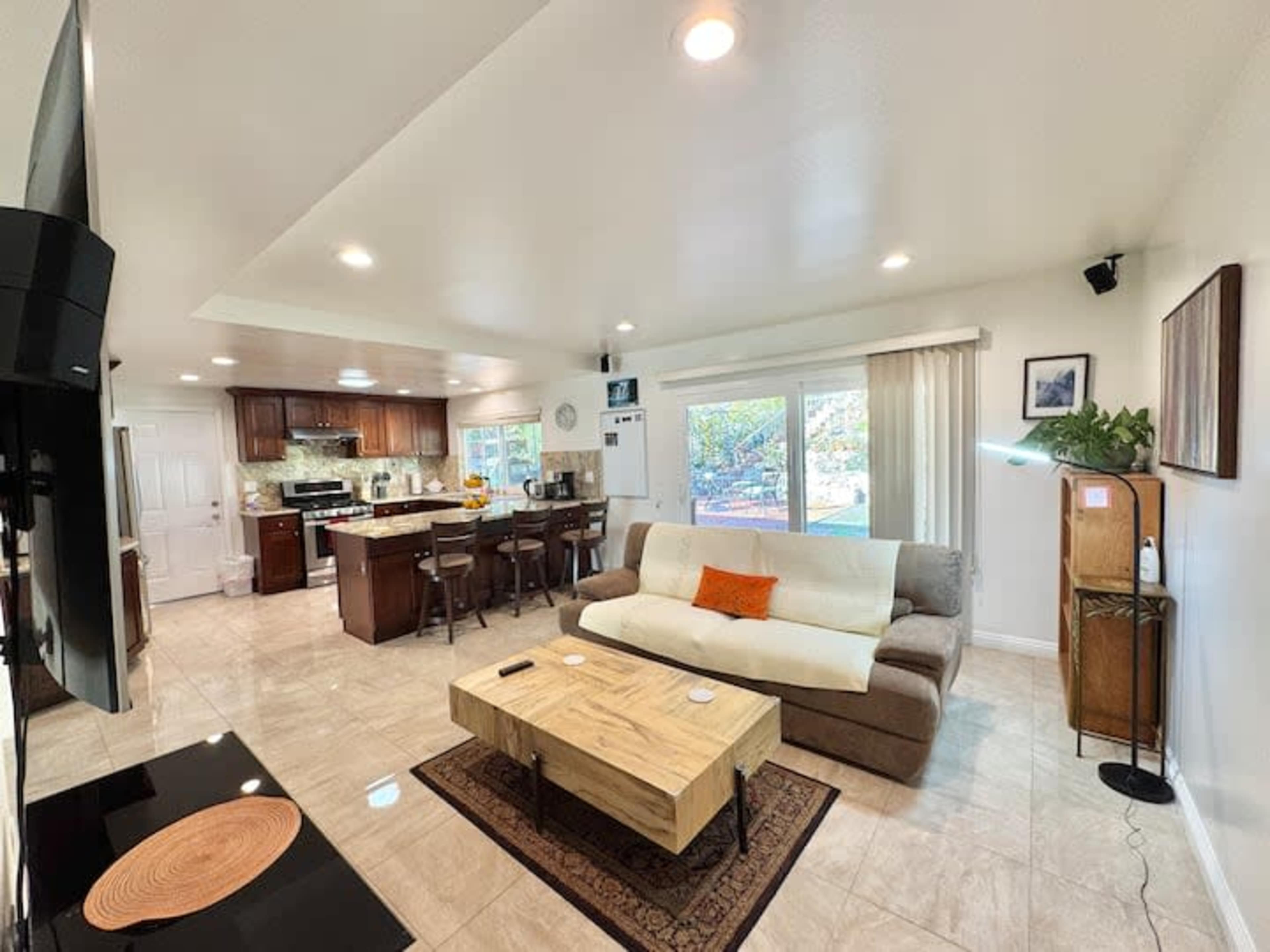 Serene Garden Retreat 4BR Elegant Interior Image in Thousand Oaks, Thousand Oaks, CA