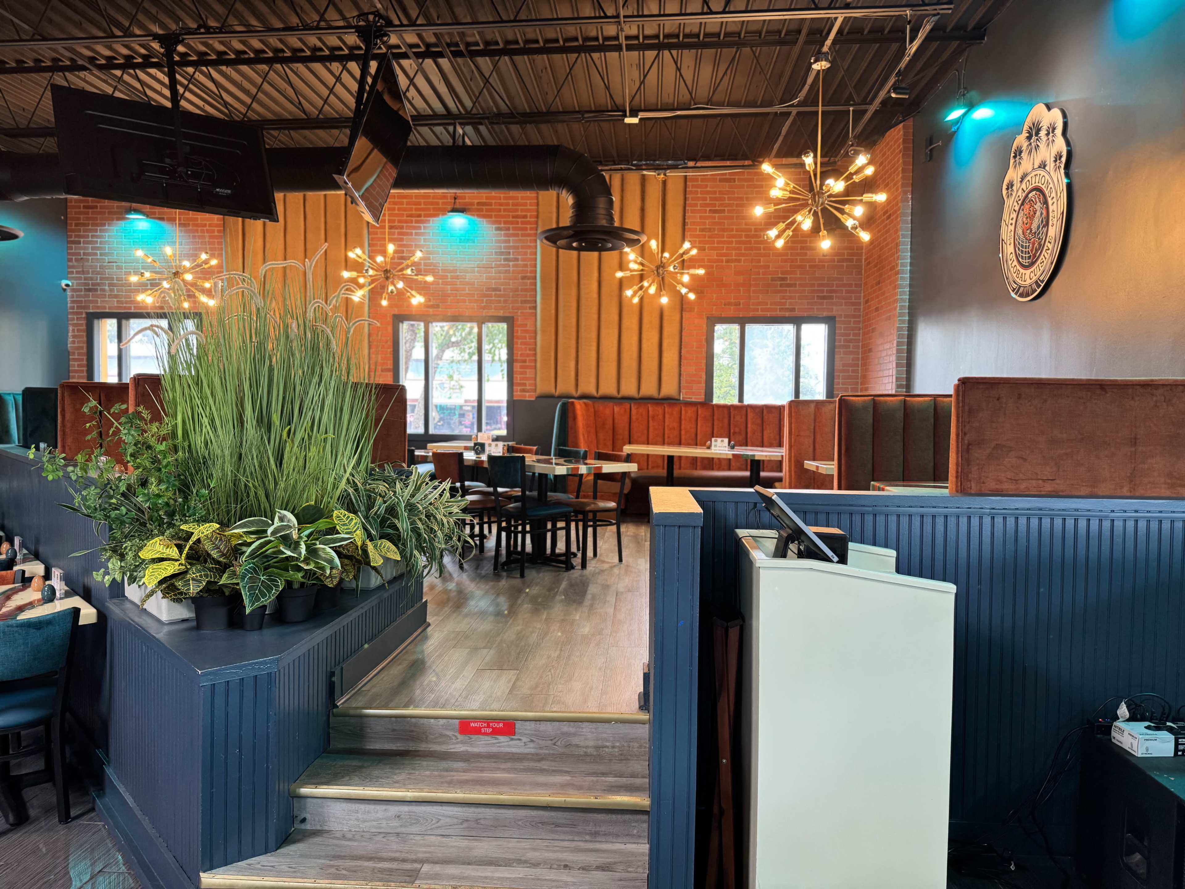 Large Modern Restaurant with Flexible Seating & Large Patio w/Patio Bar Image in Morrow, Morrow, GA