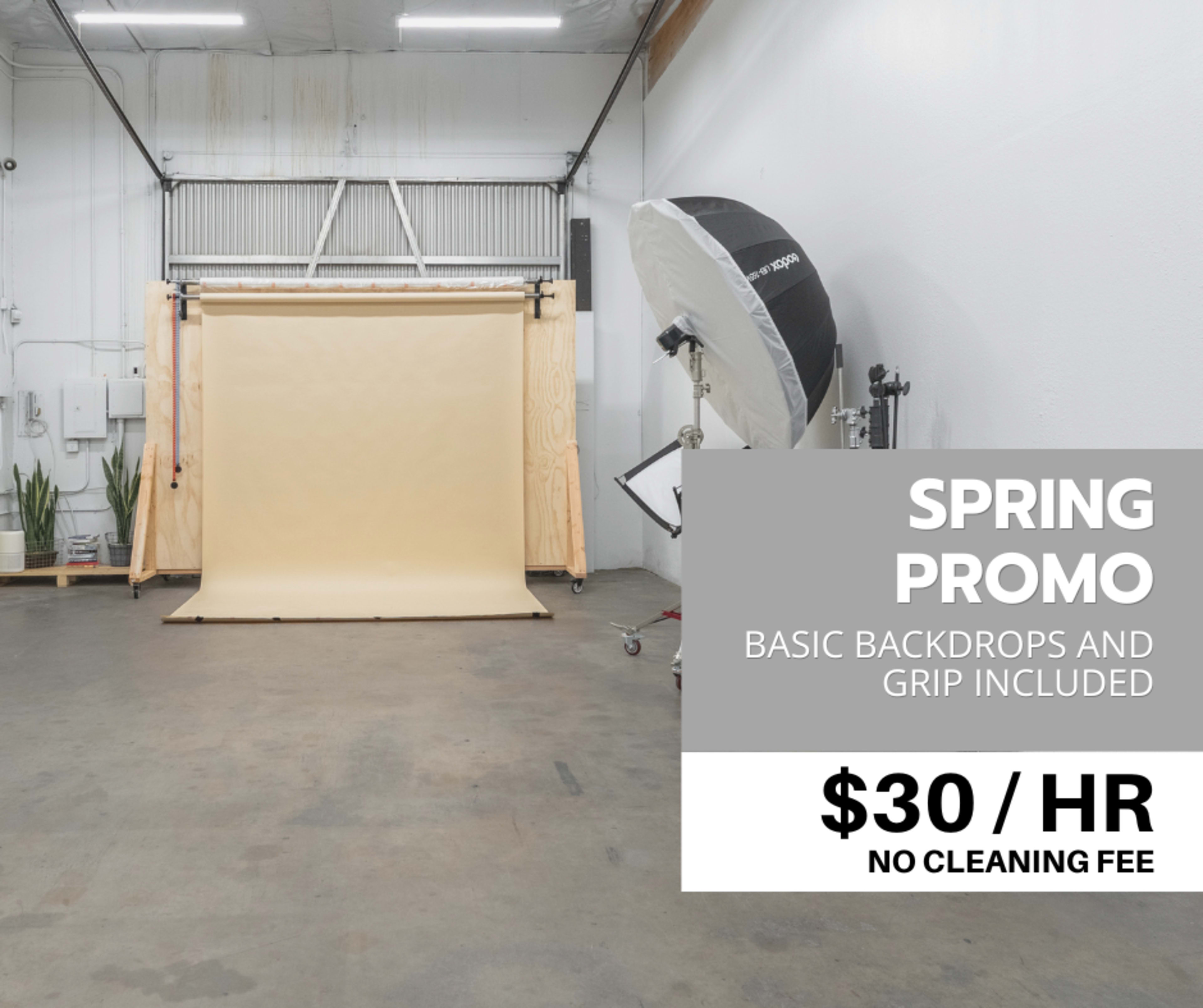 The image shows a photography studio with a beige backdrop, lighting equipment, and promotional pricing information displayed on the right side.