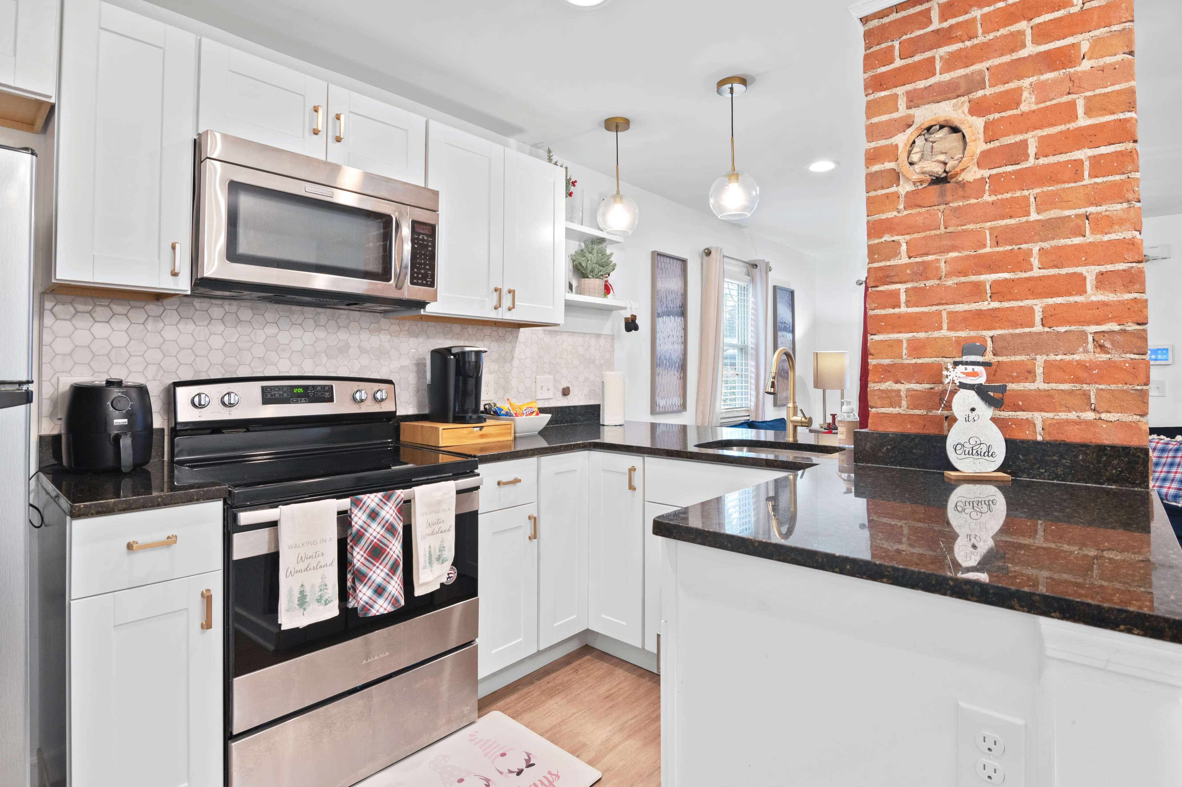 Bright and Airy Modern Home Perfect for Events and Shoots Image in Dixie Hills, Atlanta, GA