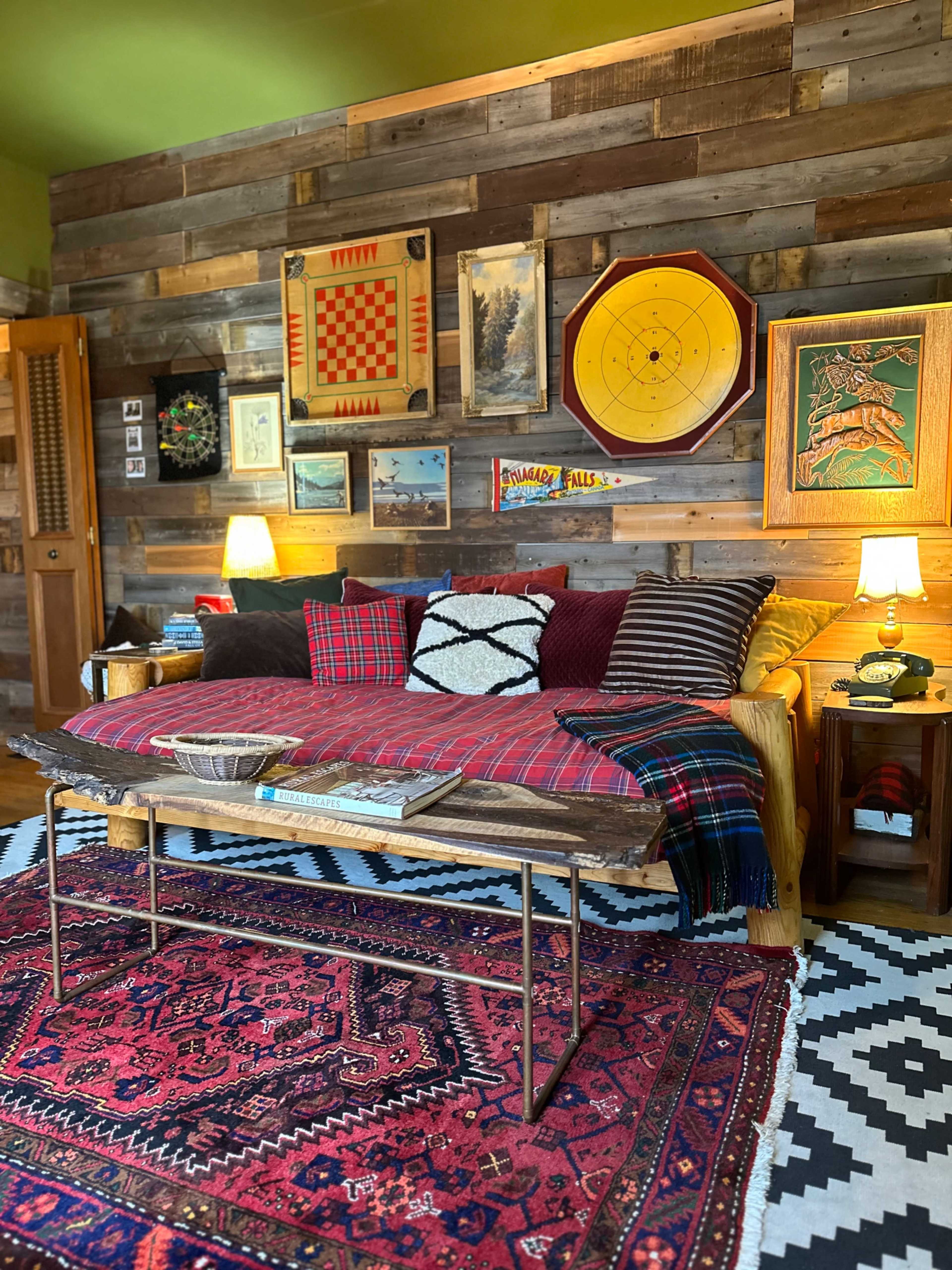 Rustic Cabin Apartment Image in Niagara Falls, Niagara Falls, ON