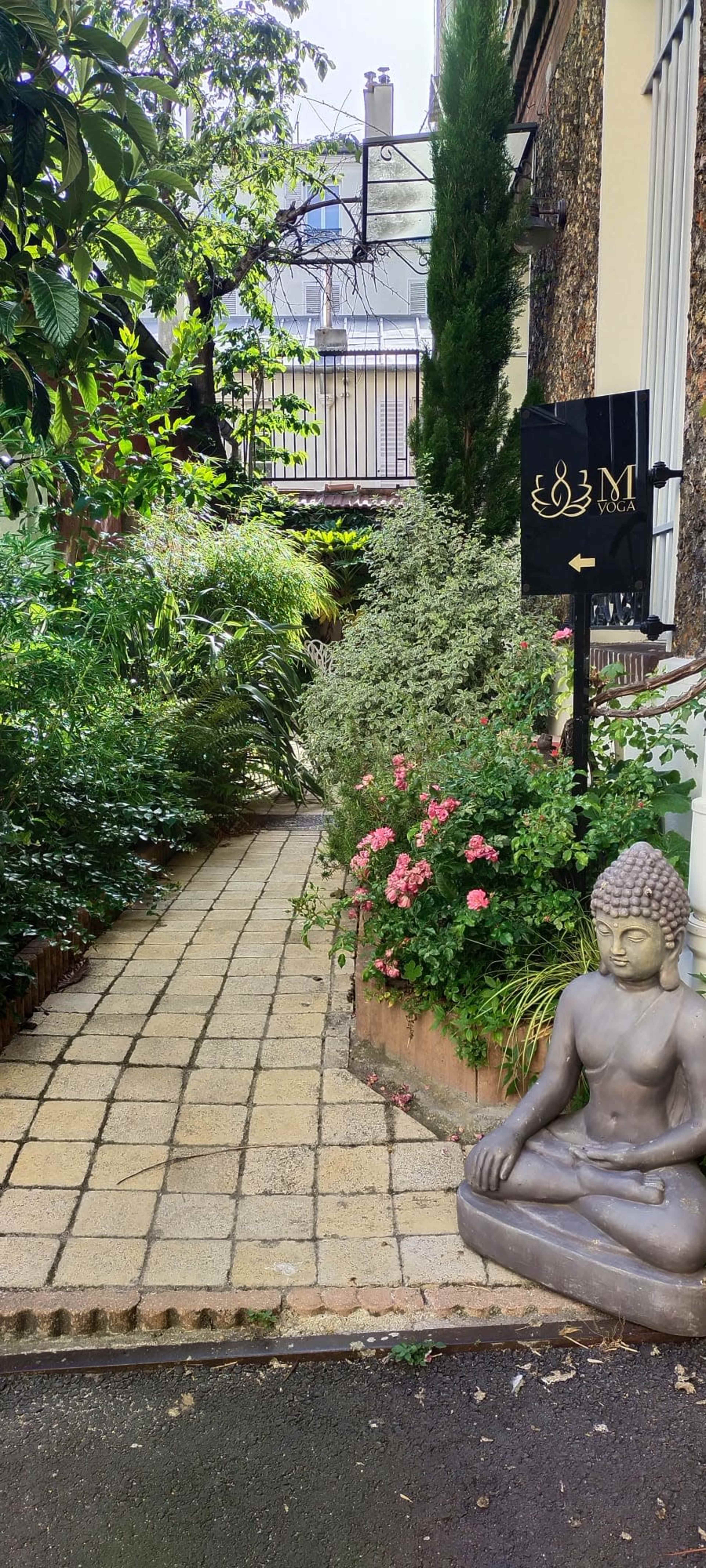 Grande salle de yoga lumineuse entourée de verdure à Boulogne Image in Parchamp–Albert Kahn, Boulogne-Billancourt