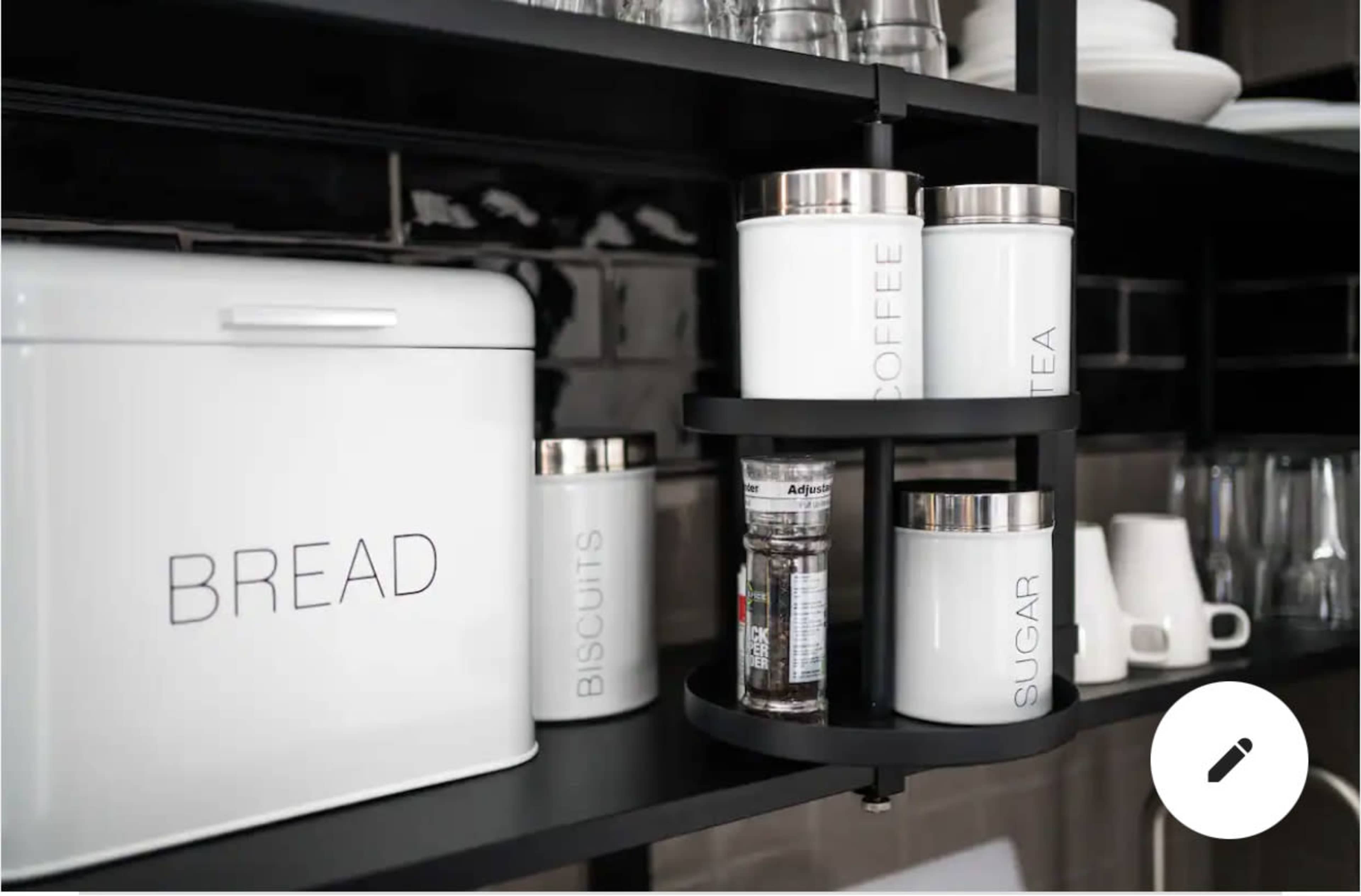 Charming Period-Style Studio with Lace Detailing and Clawfoot Bathtub Image in Woolwich, London, ENG