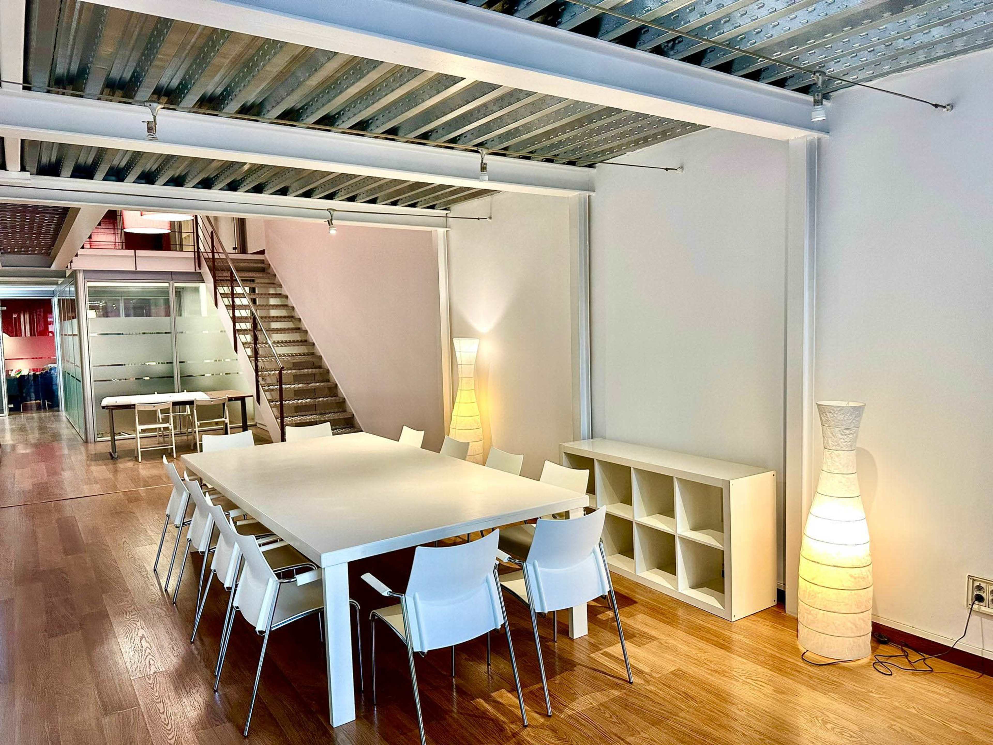 Hall polivalente diáfano acristalado en el centro de Barcelona Imagen en Fort Pienc, barcelona, B