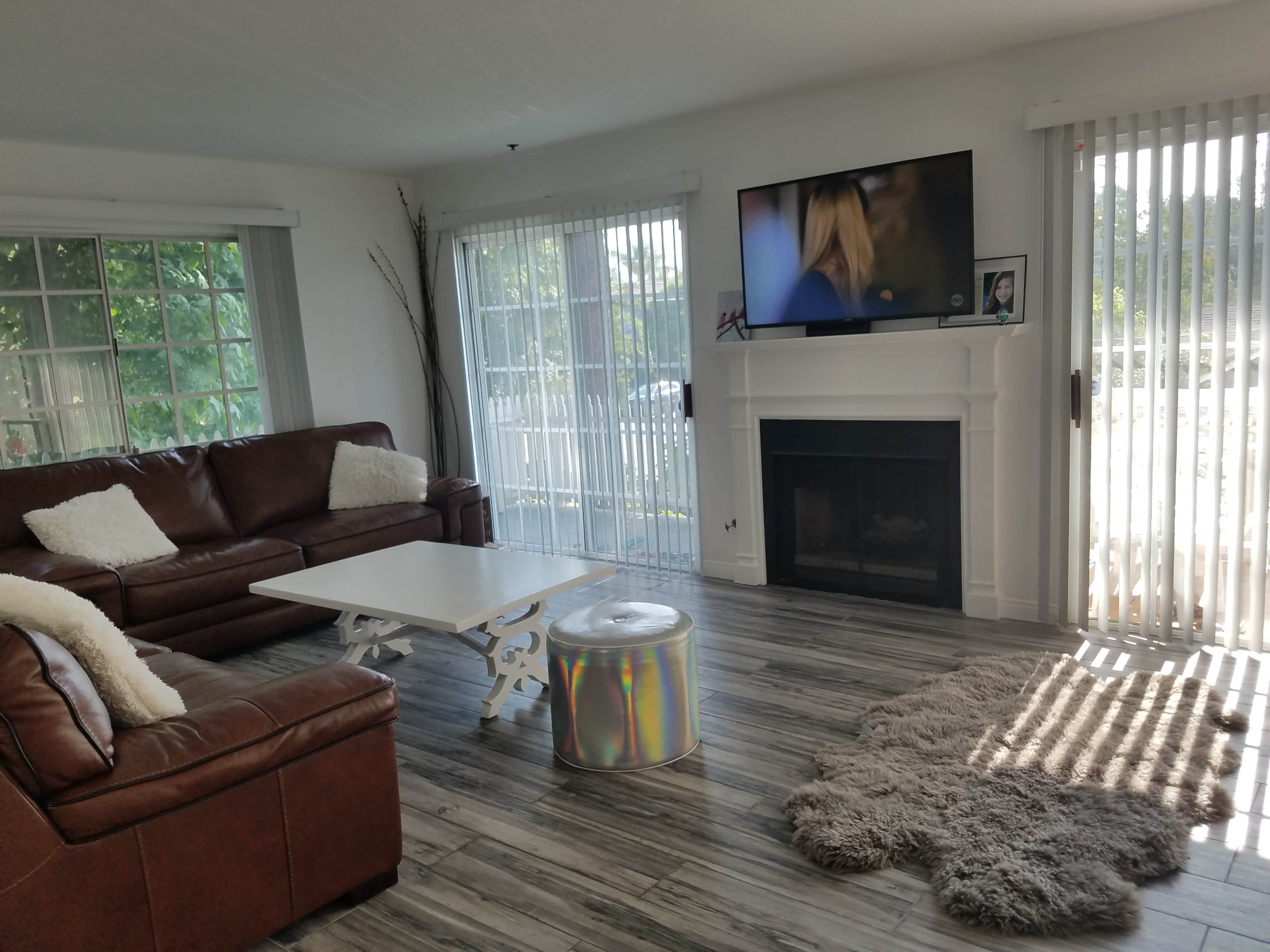 East Valley townhome near major studios, contemporary with brownstone type entrance Image in Studio City, Studio City, CA