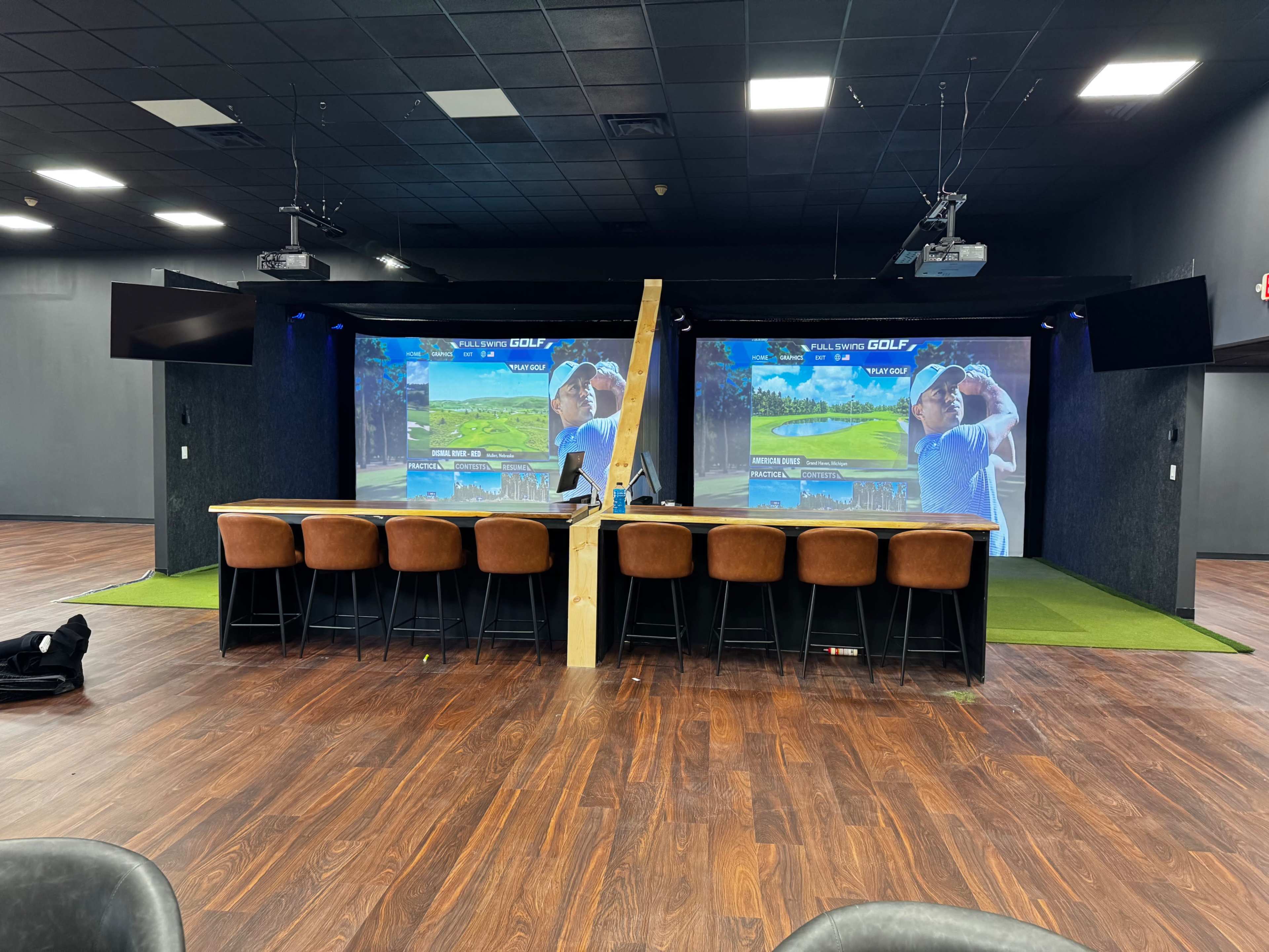 Modern, Upscale Golf Simulator Facility Image in Oyster Bay, Farmingdale, NY