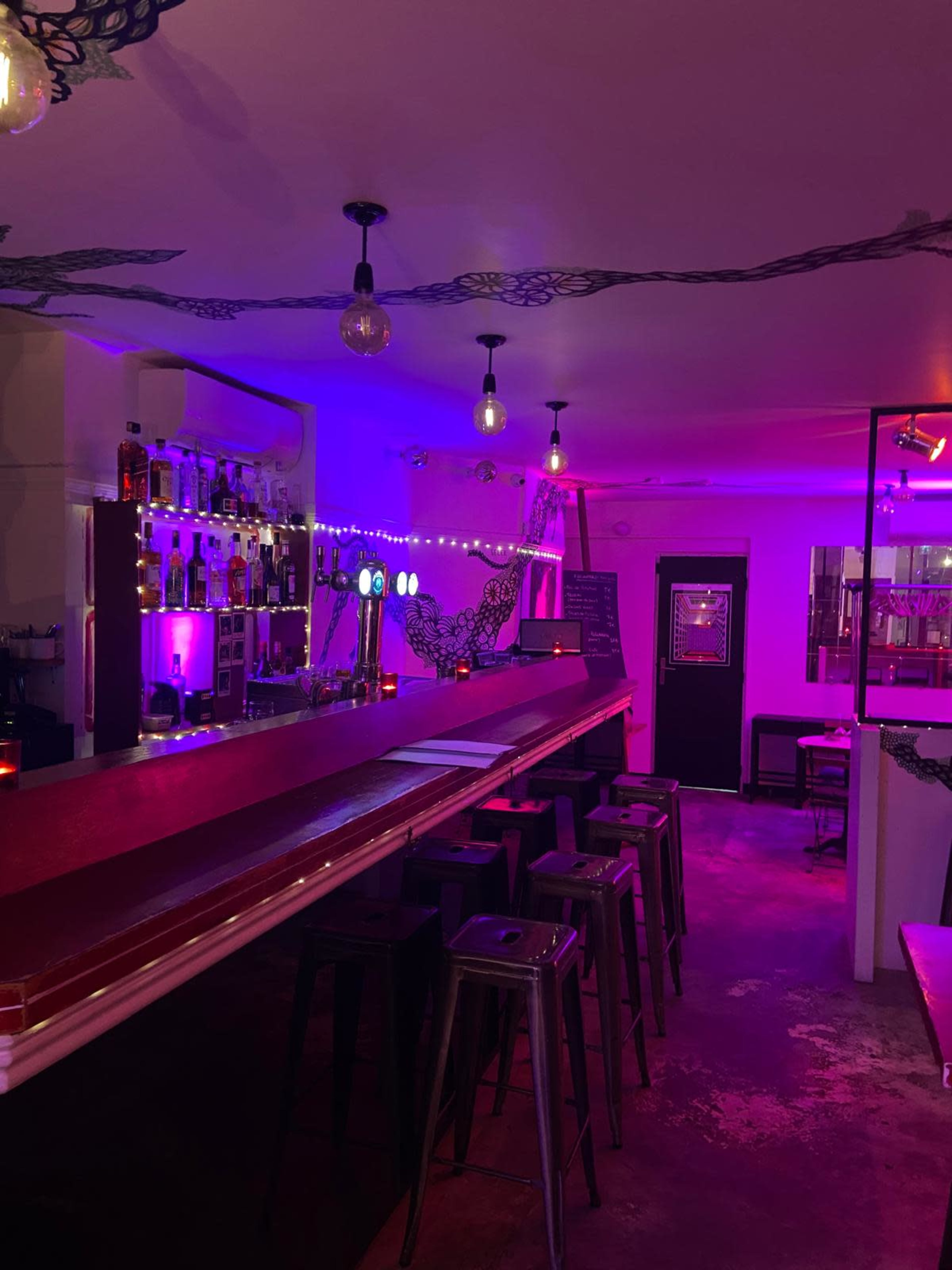 Restaurant lounge avec œuvres artistiques et cave voûtée en pierre. Système sono et light de boîte de nuit. Fresque peinte au plafond. Baies vitrées. Image dans Montmartre, Paris, 