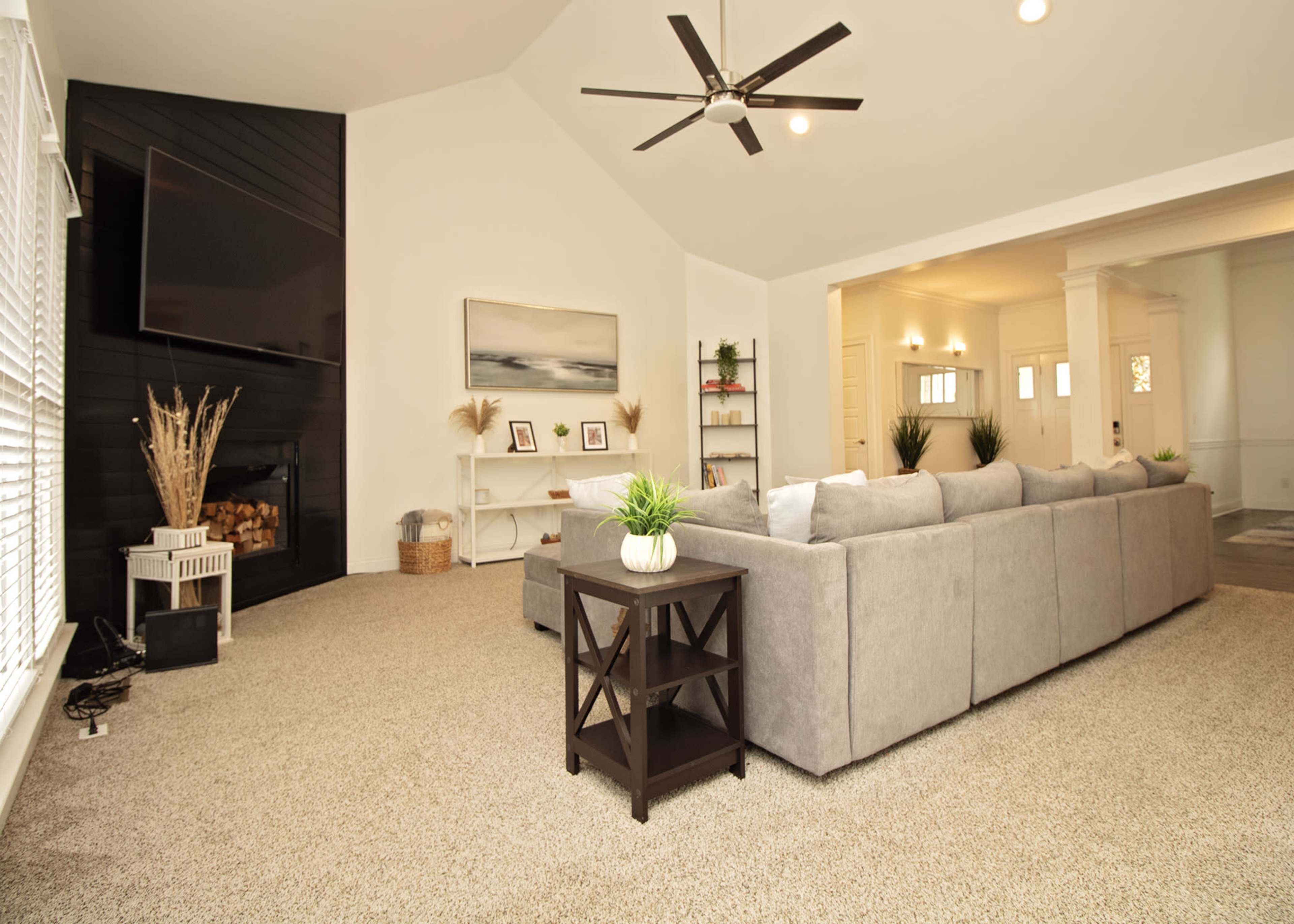 Spacious 6-Bedroom Lakeside Retreat with Stunning Views and Ample Outdoor Space Image in Hendersonville, Hendersonville, TN