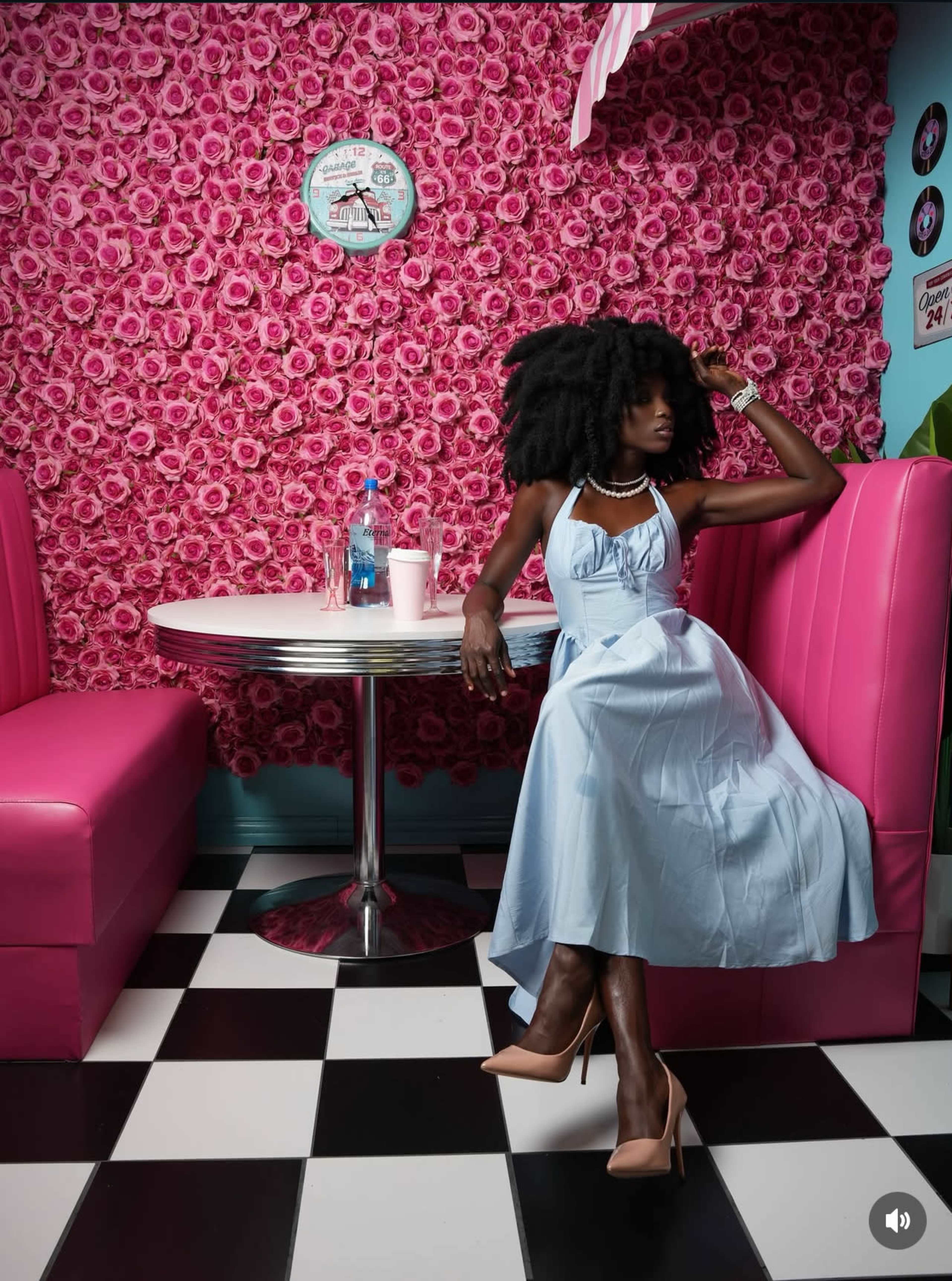 Spacious, Natural Light-Filled Studio Near the Heart of Houston – Vibrant Colors & Stylish Design Image in Westside, Houston, TX