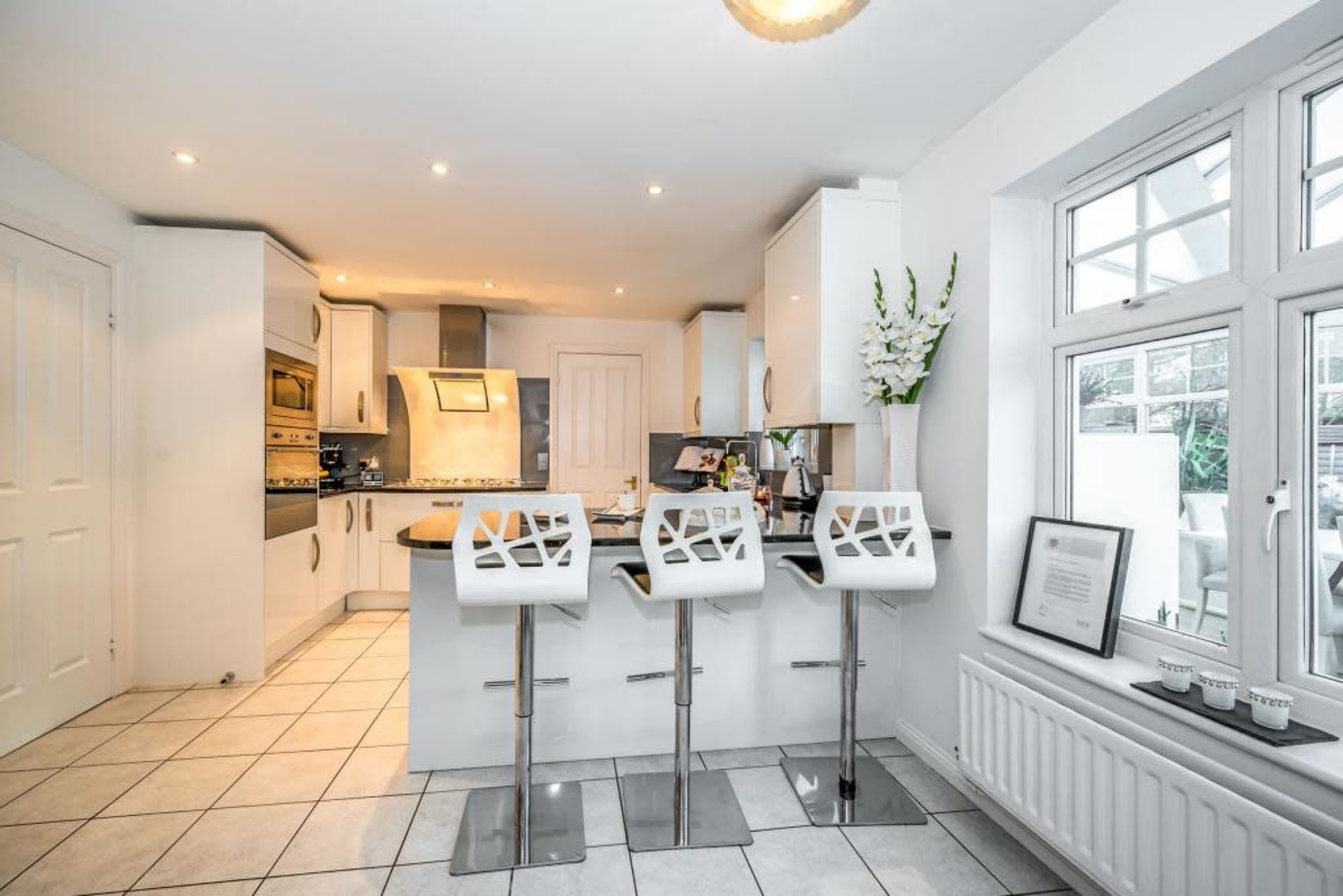 Nice Urban Home with Lush Green Views Image in Chessington, London