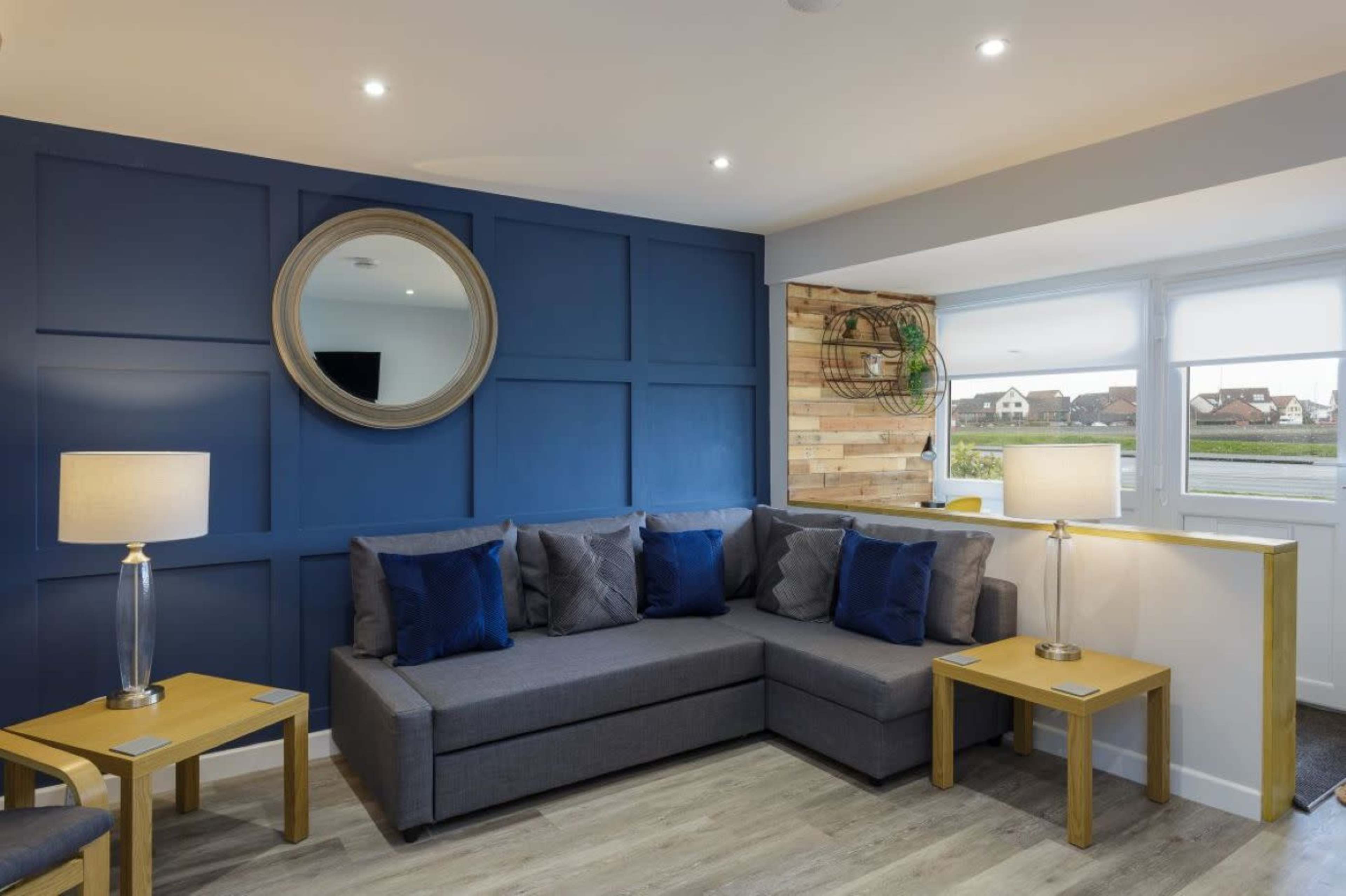 Castle View-2 BR Stylish House Port Solent & views Image in Portsmouth, Portsmouth, ENG