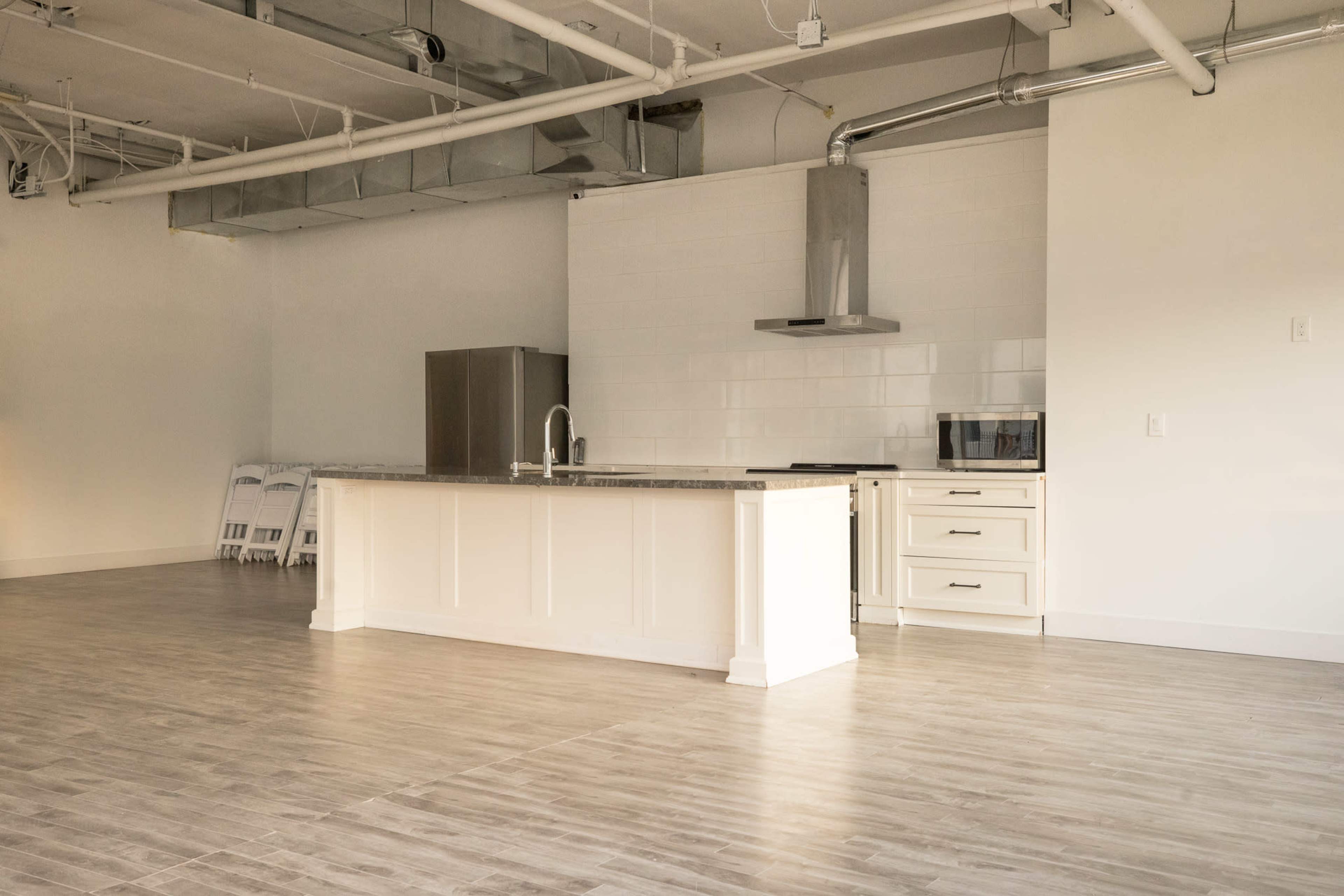 Queen West, loft style, functional kitchen Image in Niagara, Toronto, ON